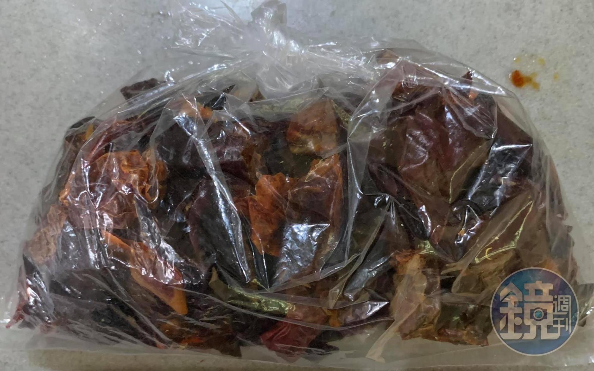 預備了宮保，亦即乾辣椒。