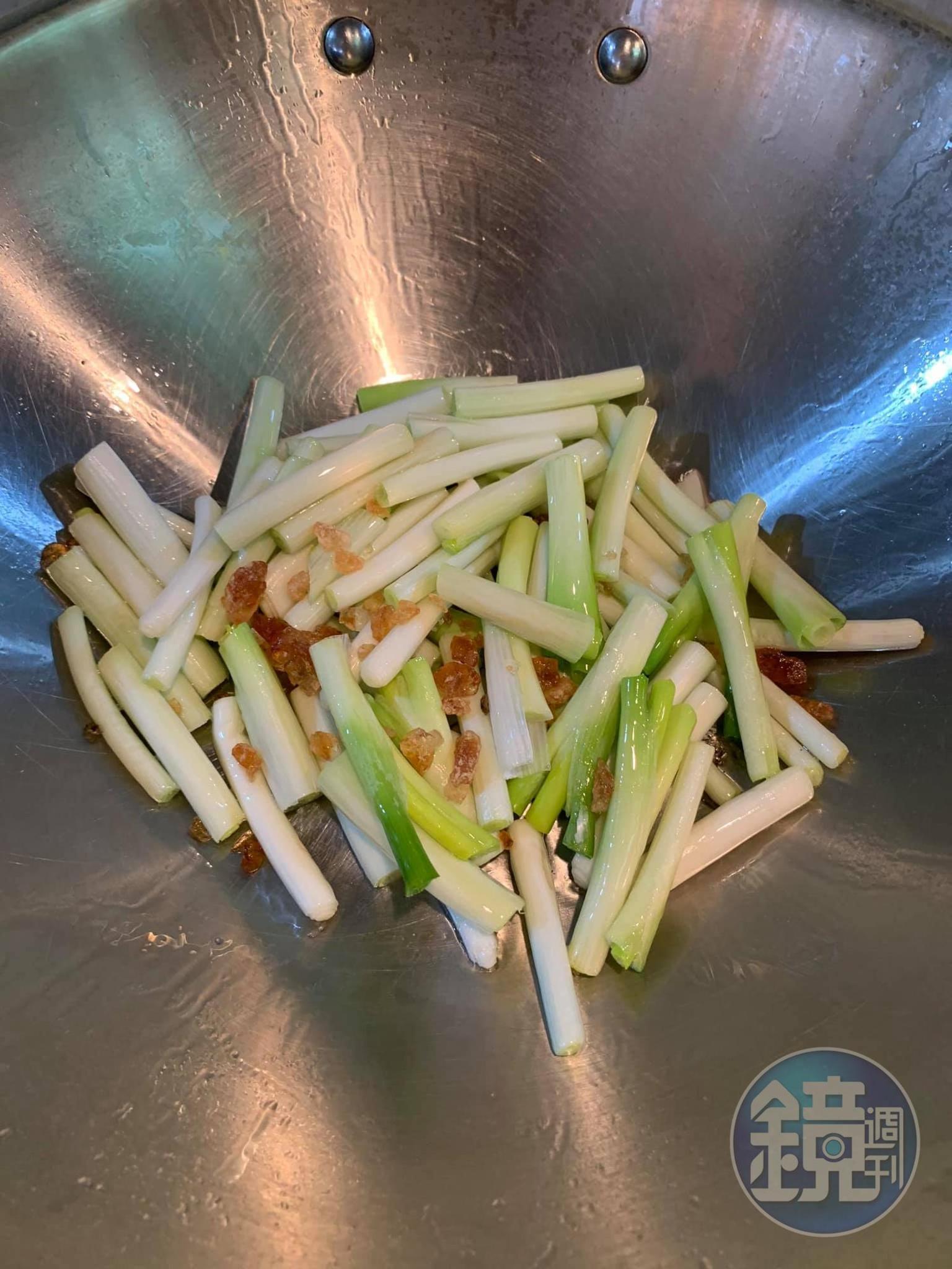 炒香蔥段和冰糖。