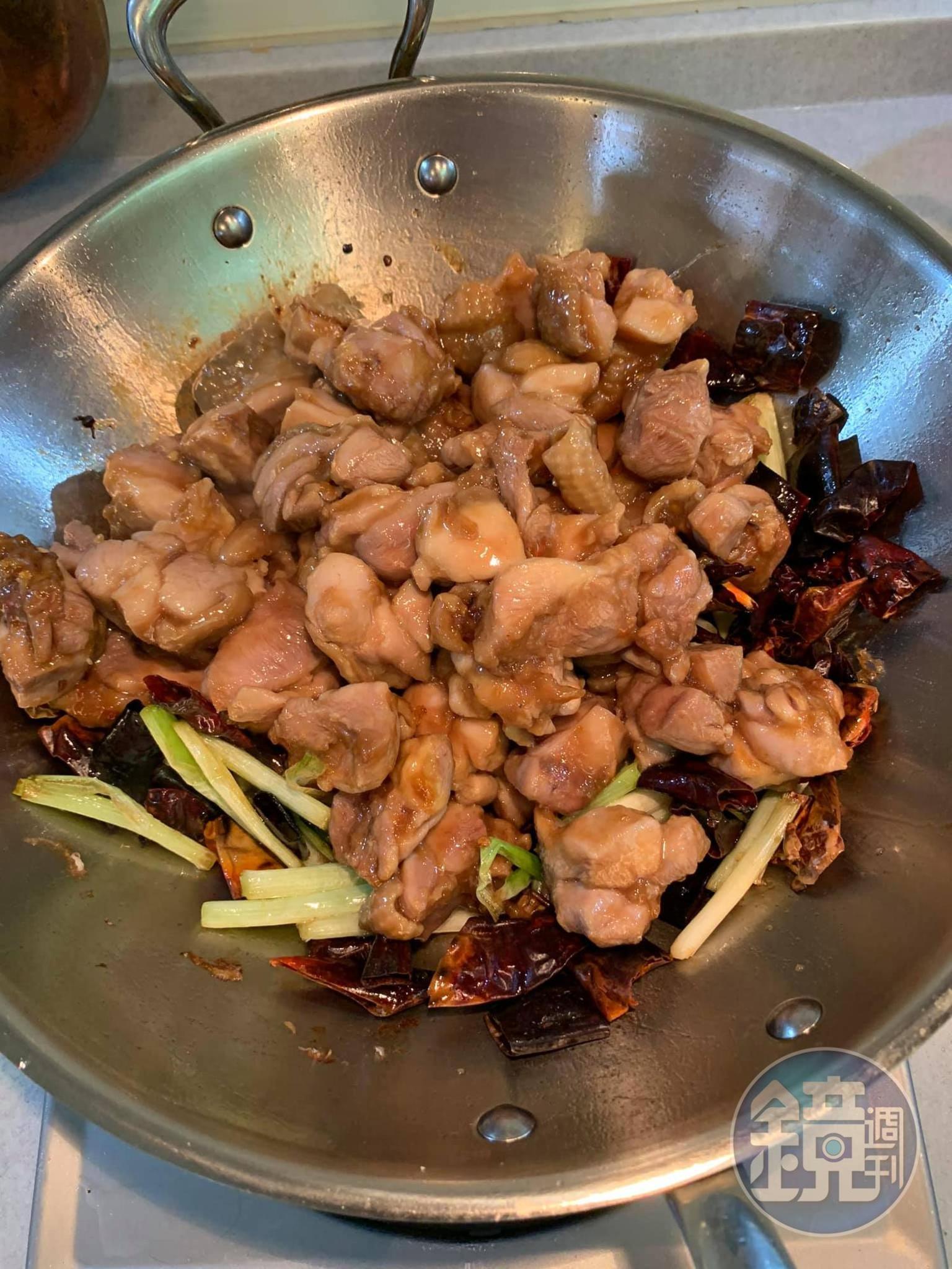 加入炸好的雞塊。