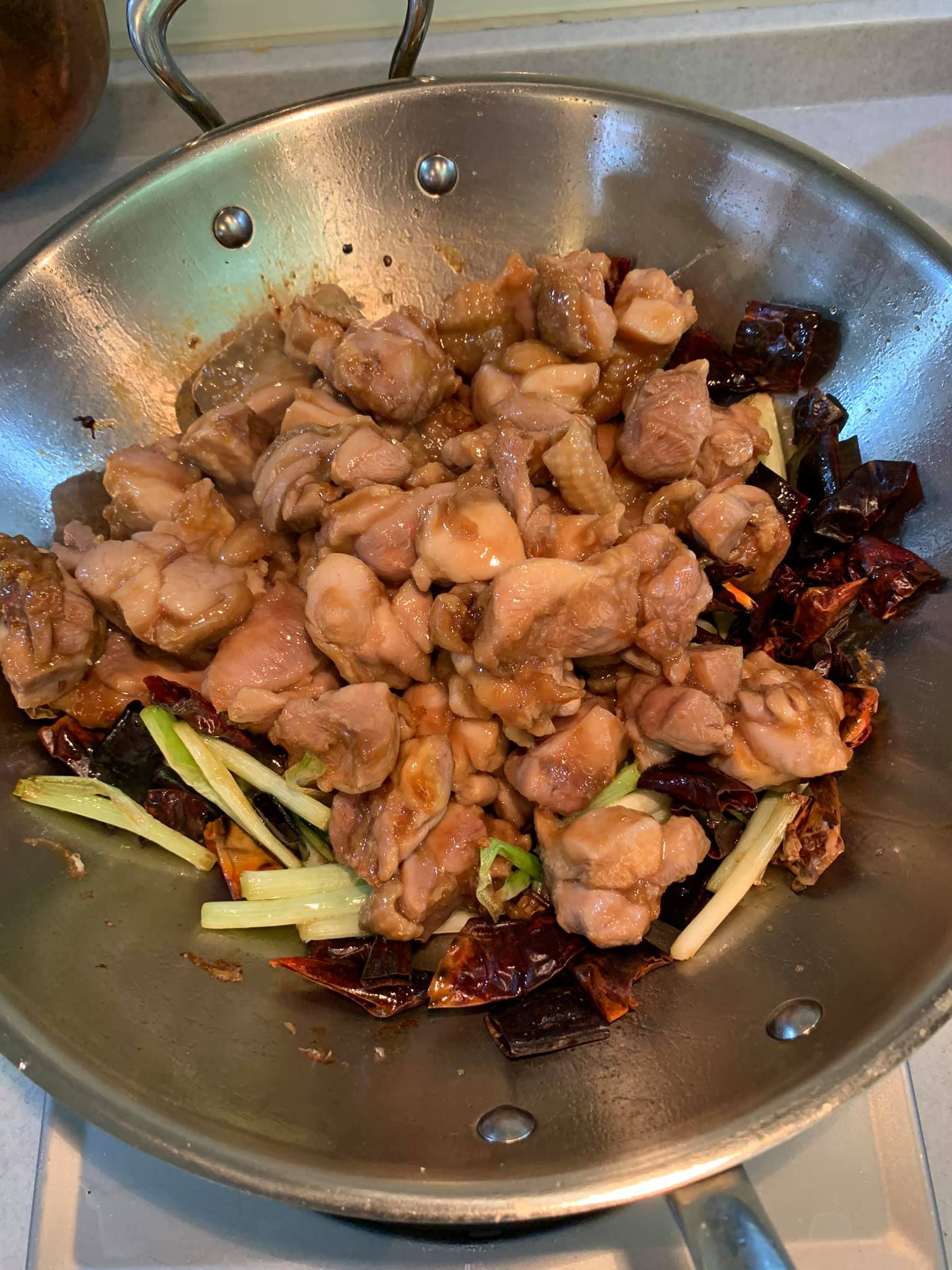 加入炸好的雞塊。
