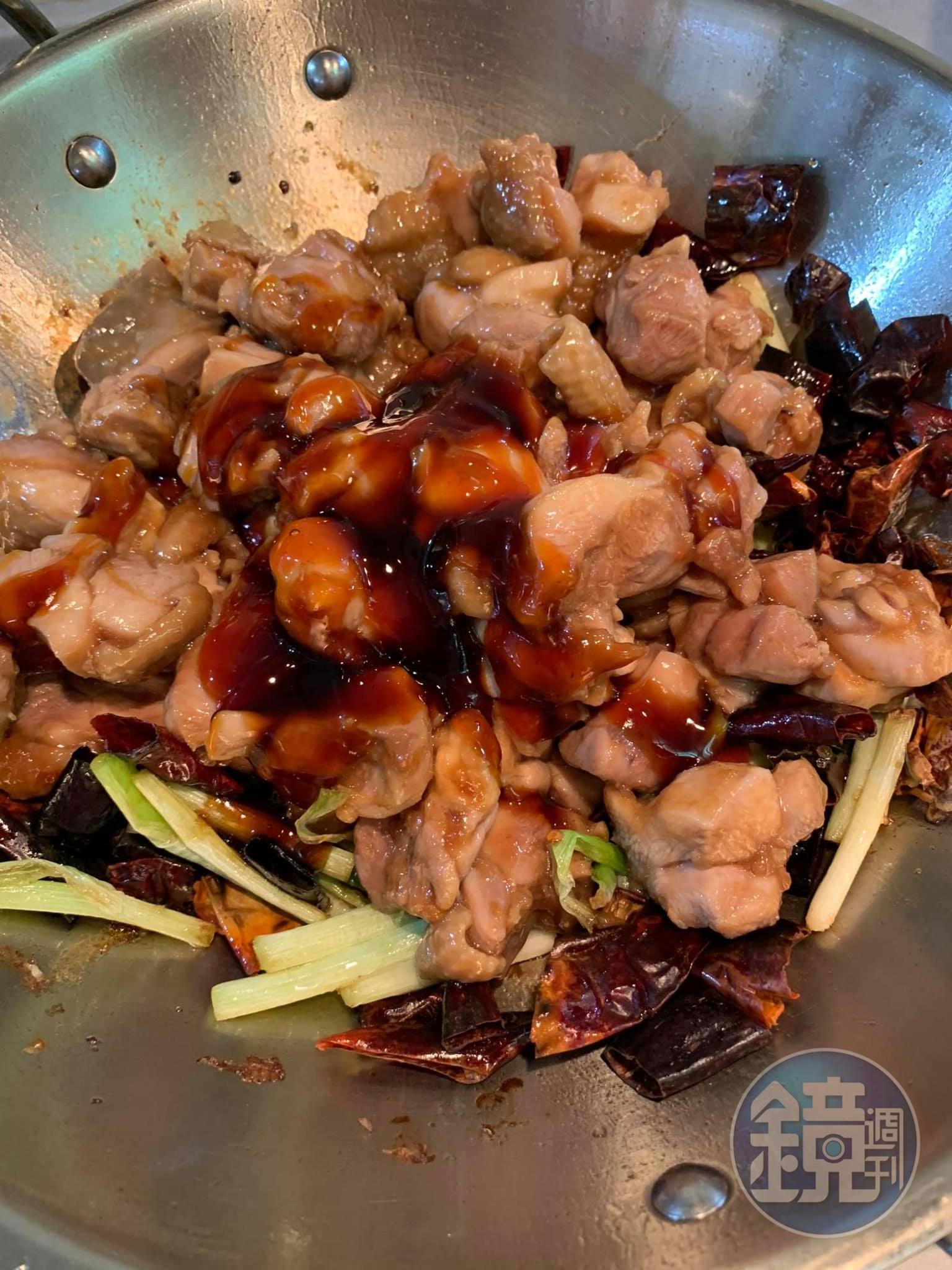 下素蠔油和烏醋調味，不要多，不喜酸可不加，只要您加的不多，只是提味，一點都不會酸。