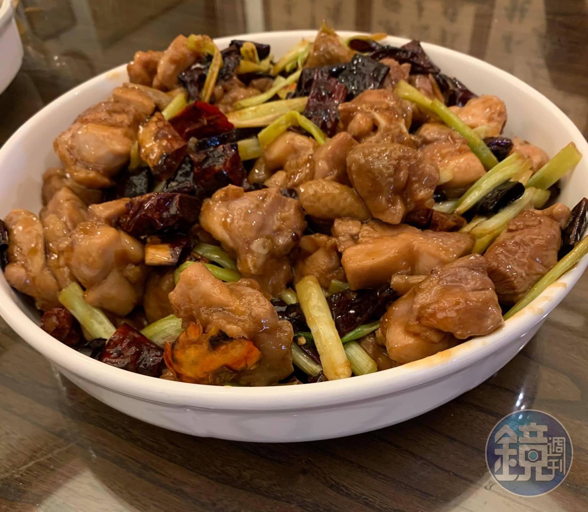 這樣做的左宗棠雞，不配飯直接吃也不會鹹，滿滿一大盤瞬間掃光。