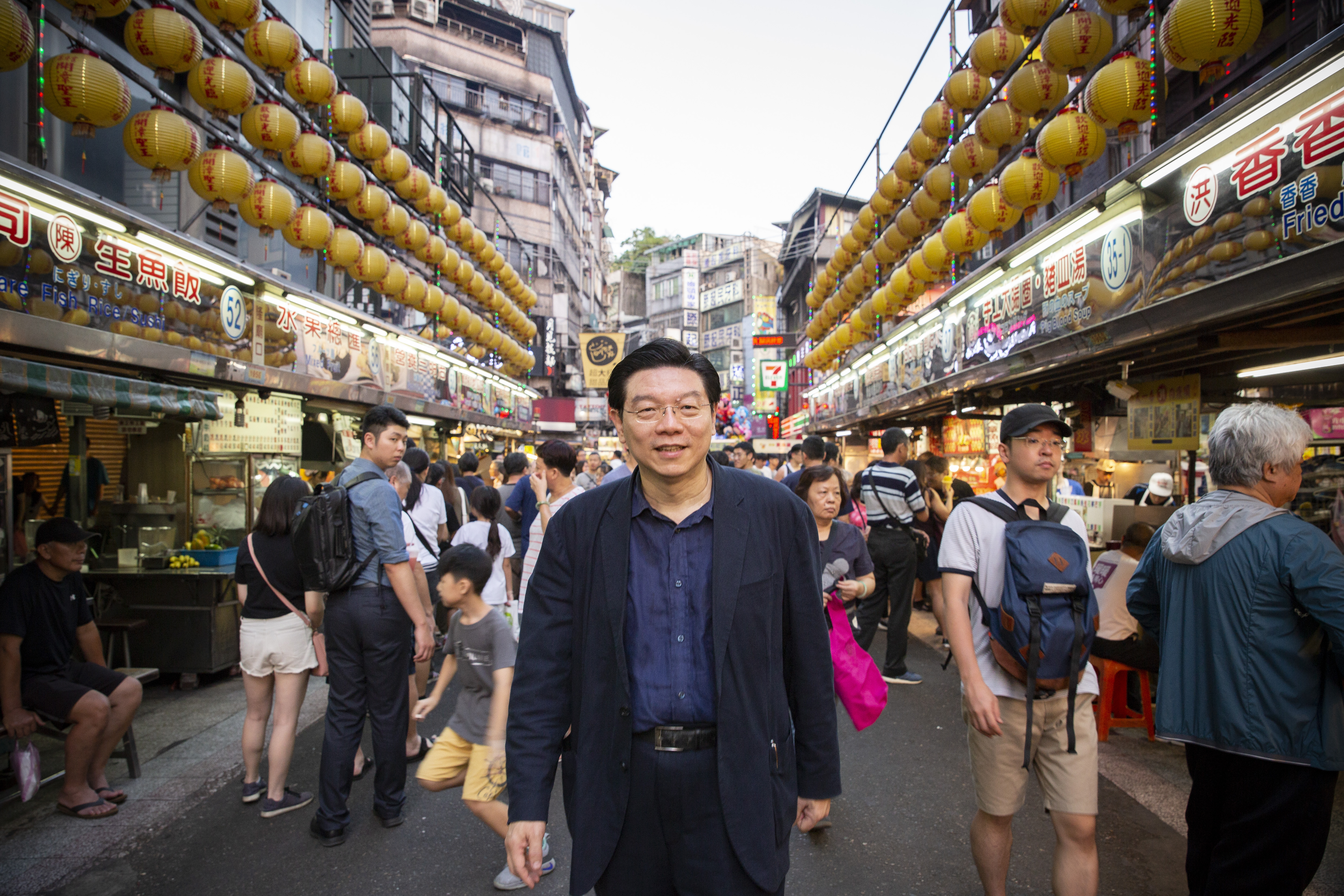 《鏡週刊》社長裴偉愛吃也愛做菜，經常向各路名廚求教，現在也公開他的廚房筆記。（攝影：王漢順）