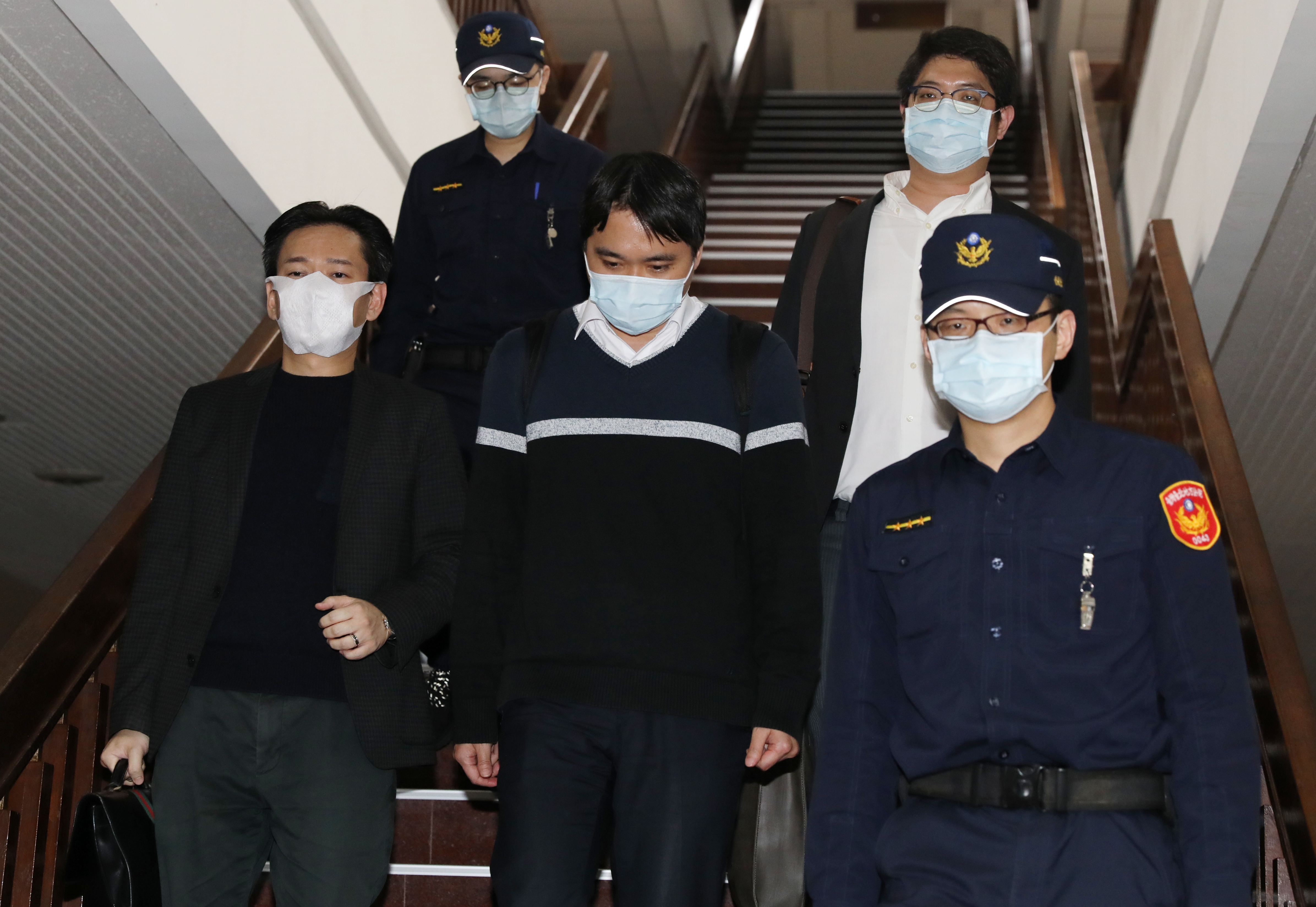 復華研究員陳周倫（下排中）50萬交保。