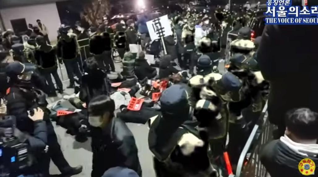 趙斗淳出獄時，監獄外已聚集眾多抗議的民眾。（翻攝自서울의 소리 The Voice of Seoul YouTube頻道）