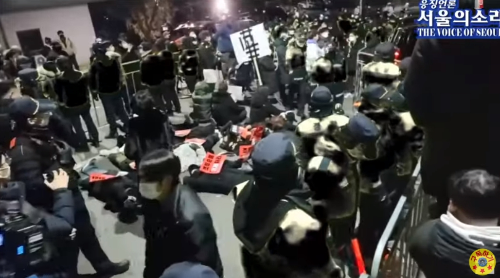 趙斗淳出獄時，監獄外已聚集眾多抗議的民眾。（翻攝自서울의 소리 The Voice of Seoul YouTube頻道）