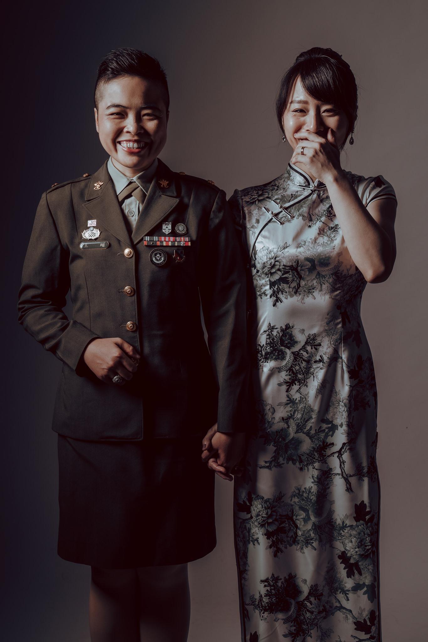 同婚專法通過後,首度出現在國軍聯合婚禮中的同性伴侶(翻攝自陸軍司令部粉專)