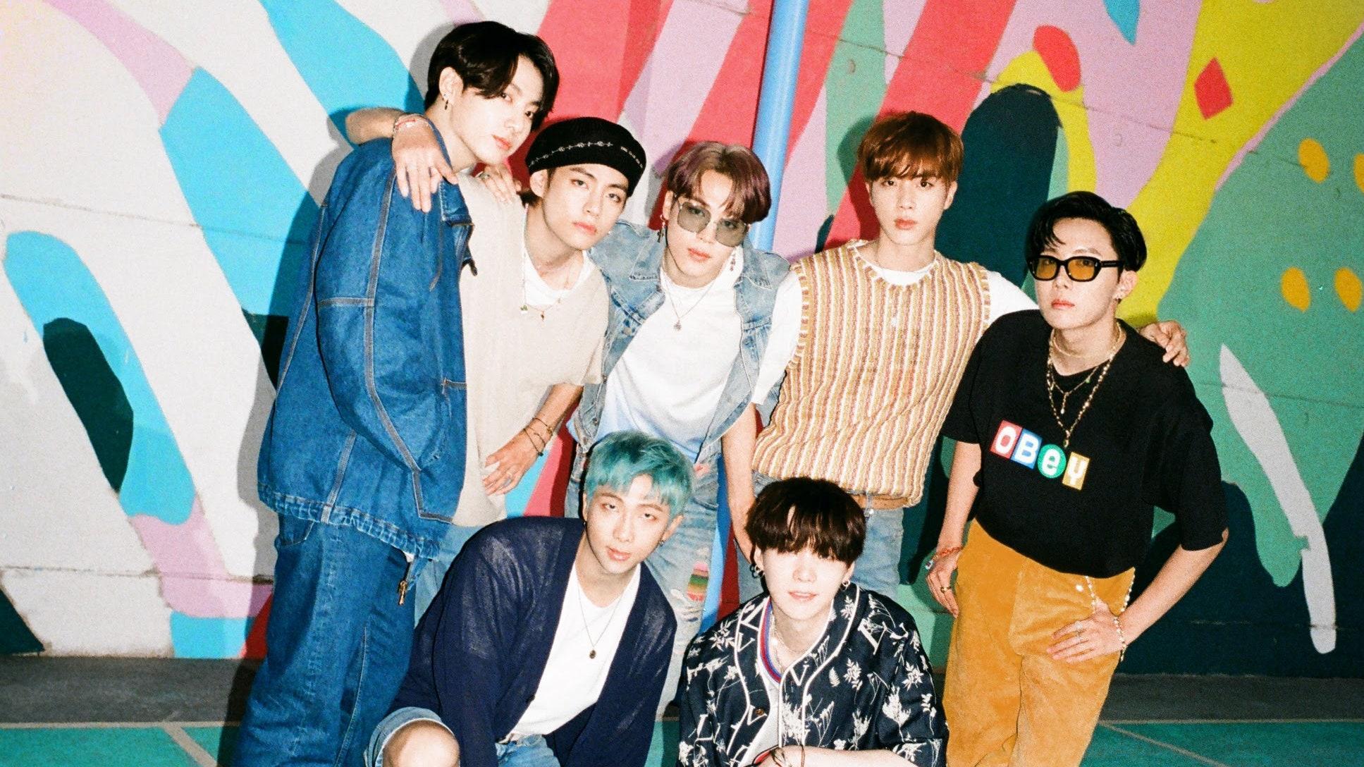 BTS以單曲〈Dynamite〉攻佔美國《告示牌》(Billboard)百大單曲排行第一名。(翻攝自 BIG HIT ENTERTAINMENT)