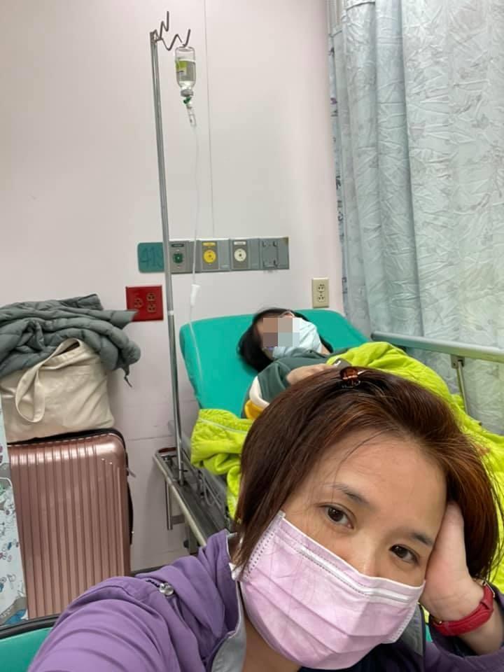 楊月娥（前）在醫院照顧大女兒菱菱，透露菱菱罹患腦炎後體重掉了2公斤。（翻攝楊月娥臉書）