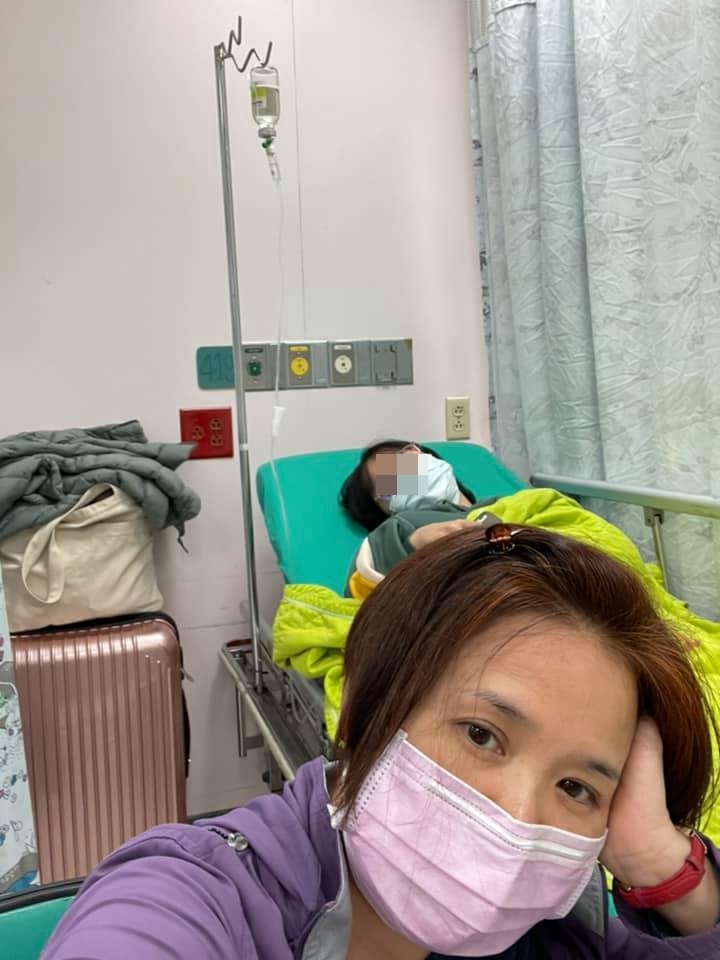 楊月娥(前)在醫院照顧大女兒菱菱,透露菱菱罹患腦炎後體重掉了2公斤。(翻攝楊月娥臉書)