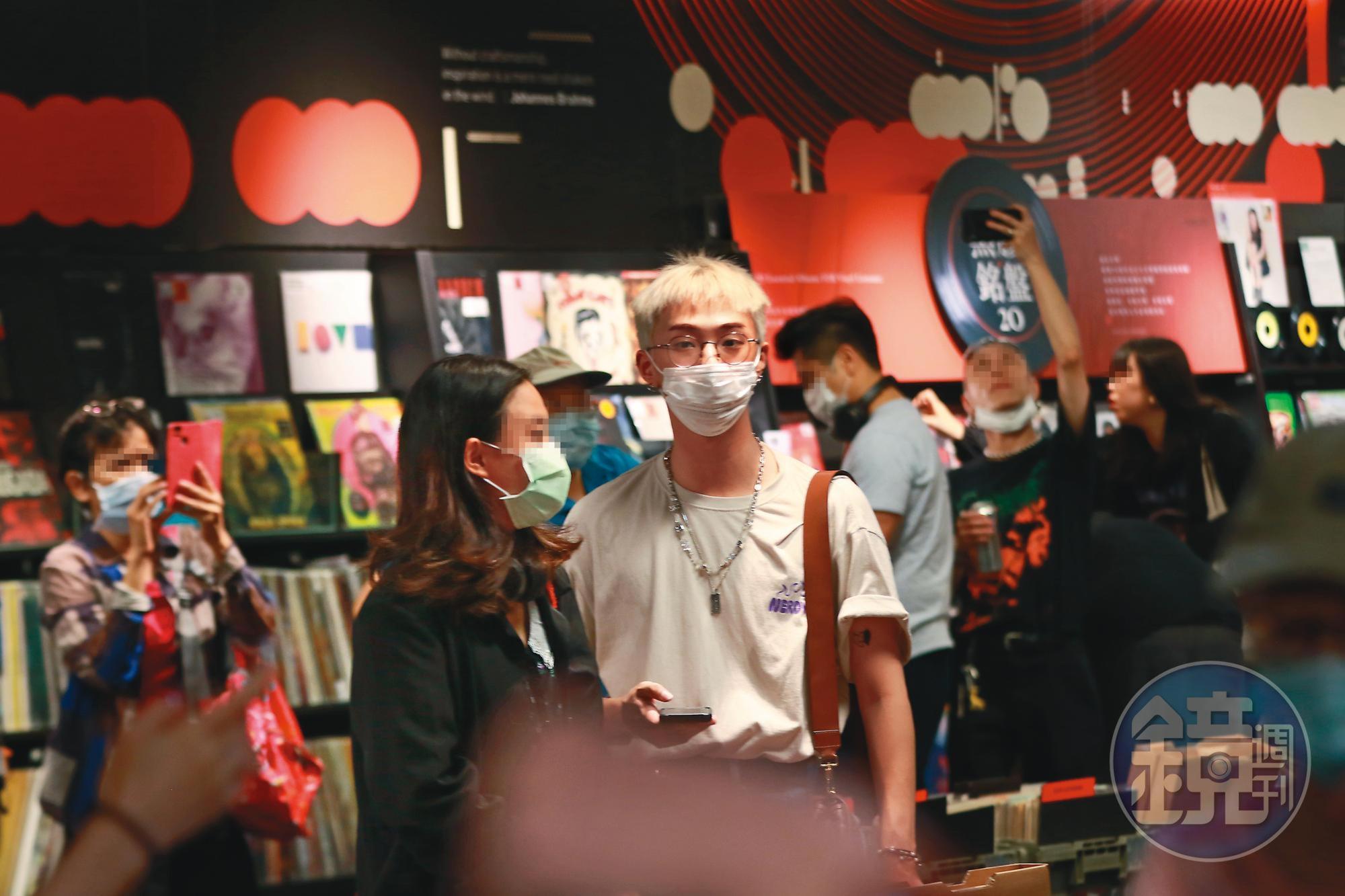 小哈利在個人IG限動貼出疑似在影廳偷拍動畫《鬼滅之刃》播放時的照片，有侵權之嫌。