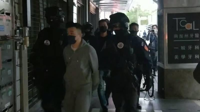 館長槍擊案去年逮捕綽號「小寶」的邵柏傑（中），是竹聯幫寶和會前任會長。（警方提供）