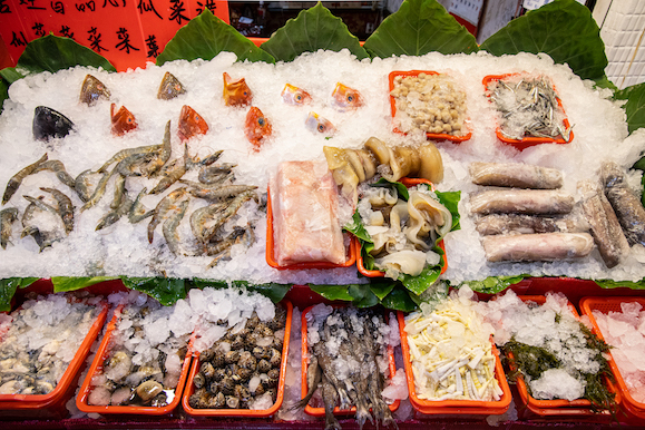 「龜山島阿興鮮海產」每日由宜蘭直送海鮮。