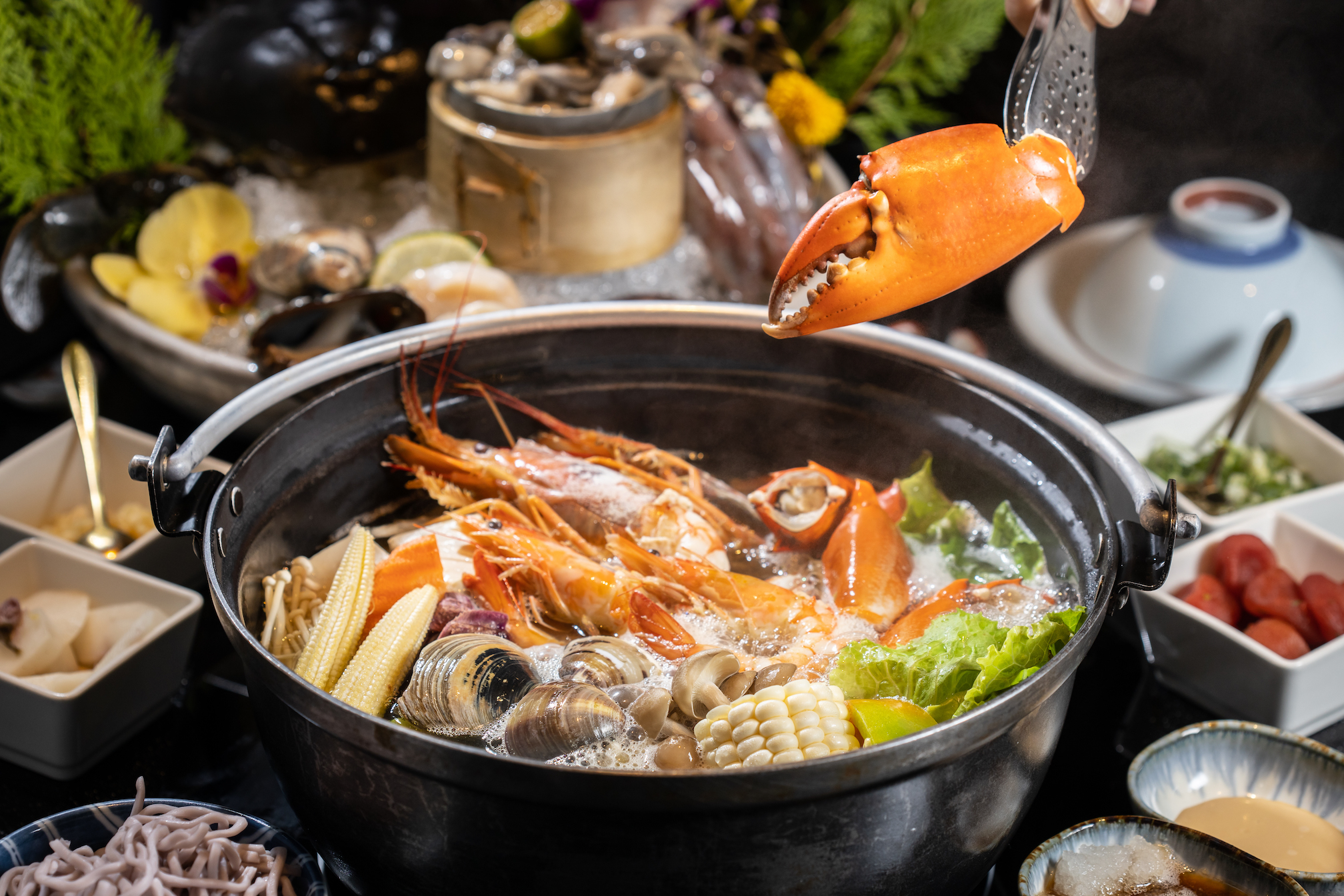 「雙人沙公海陸套餐」包括澎湃的海鮮盤與高級肉盤，份量十足。（3,880元／份）