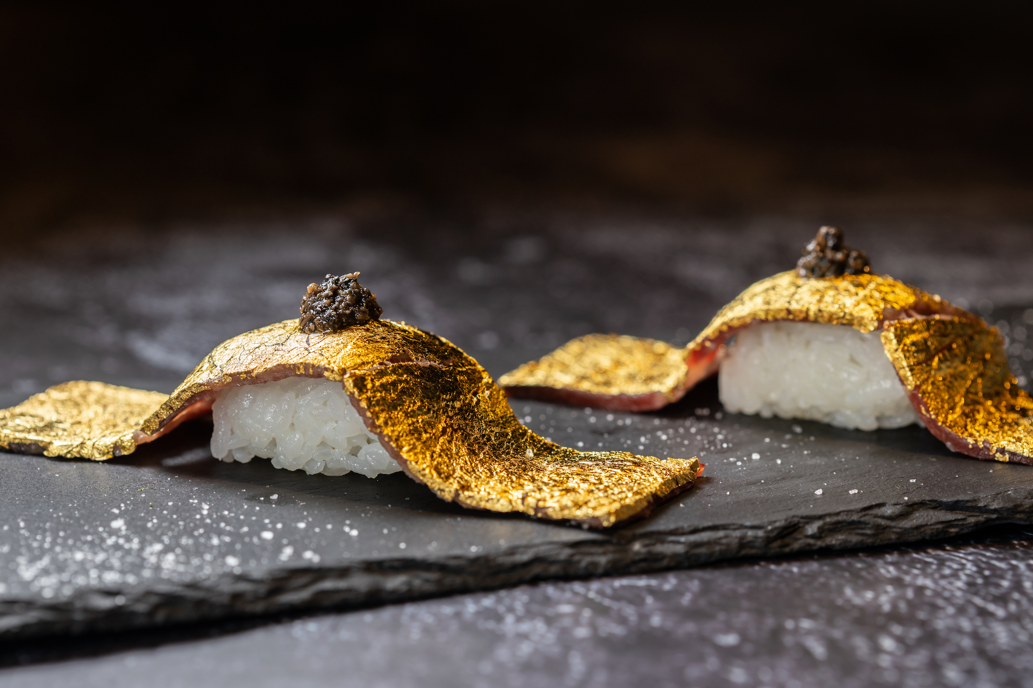 金光閃閃的「黃金和牛壽司」貴氣十足。（280元／貫）