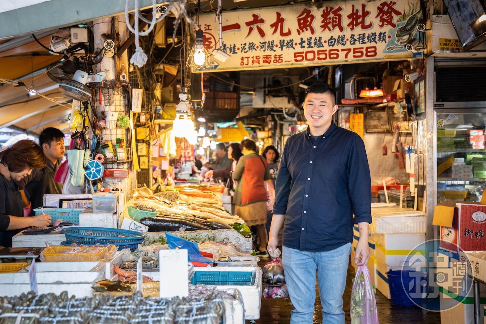 「豊賀大酒家」老闆林敬堯專精海鮮，挑貨眼光精準，對濱江市場的攤商瞭若指掌。