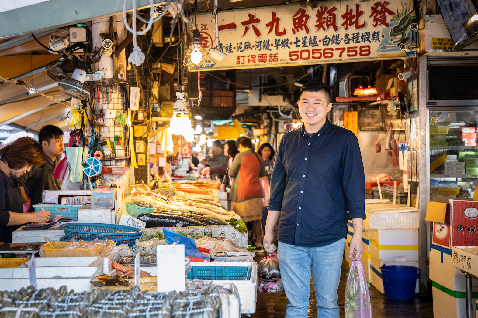 「豊賀大酒家」老闆林敬堯專精海鮮，挑貨眼光精準，對濱江市場的攤商瞭若指掌。
