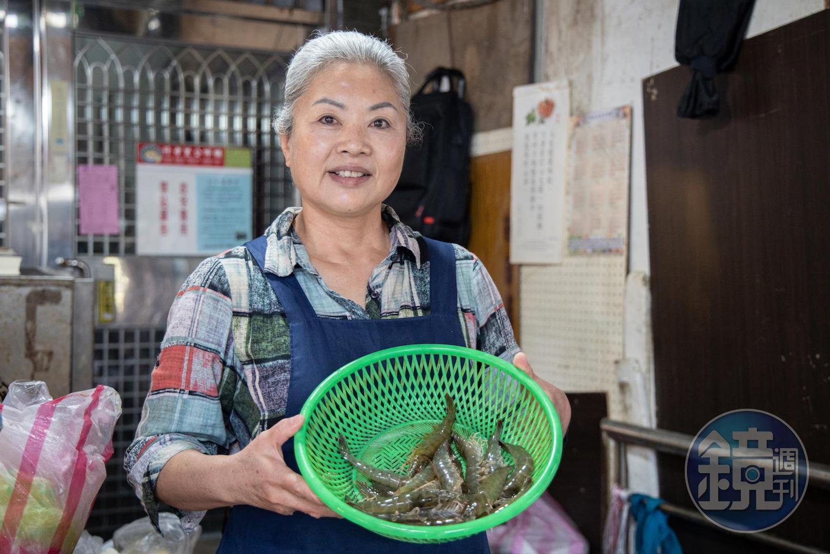 沒有招牌、攤名，在濱江市場擺攤25年的吳香梅，只專心賣白蝦。