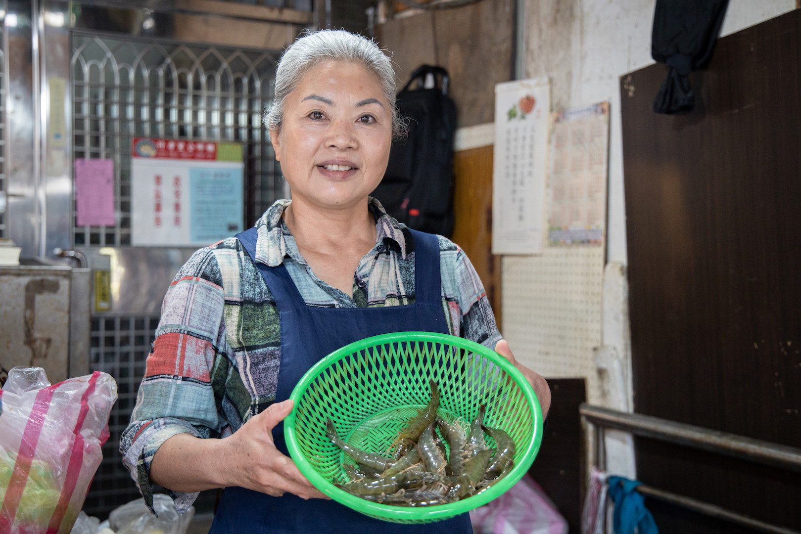 沒有招牌、攤名,在濱江市場擺攤25年的吳香梅,只專心賣白蝦。