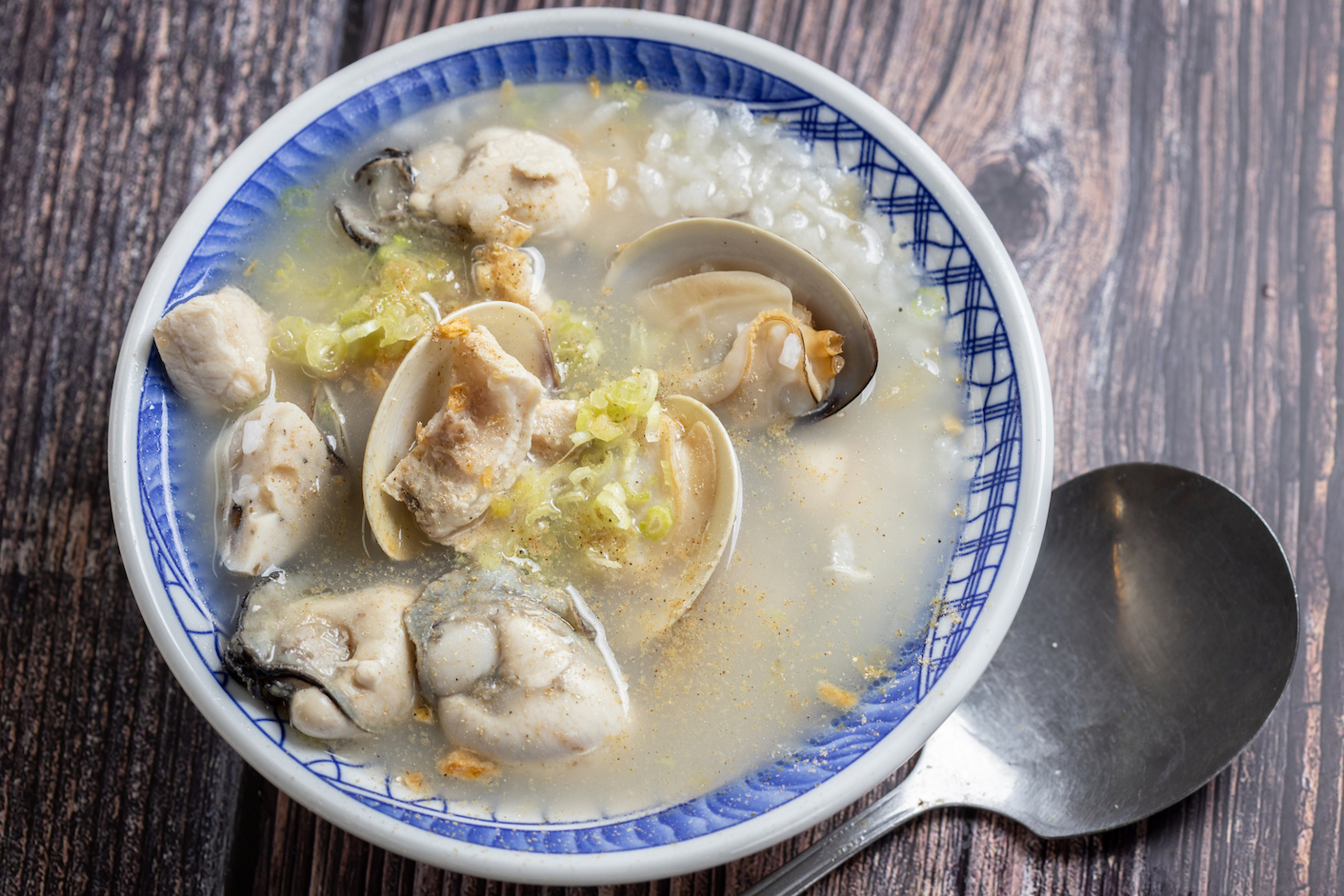 林敬堯以冬菜雞湯為底,加入大量的鮮蚵、文蛤、魚丸、旗魚血合肉煮成海鮮粥。