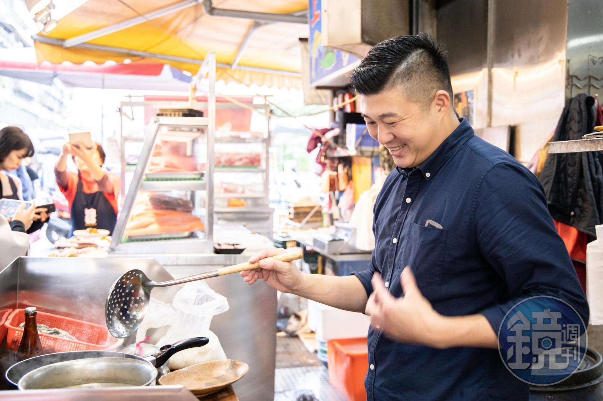 林敬堯帶著一只卡式爐到濱江市場現買現煮料理。
