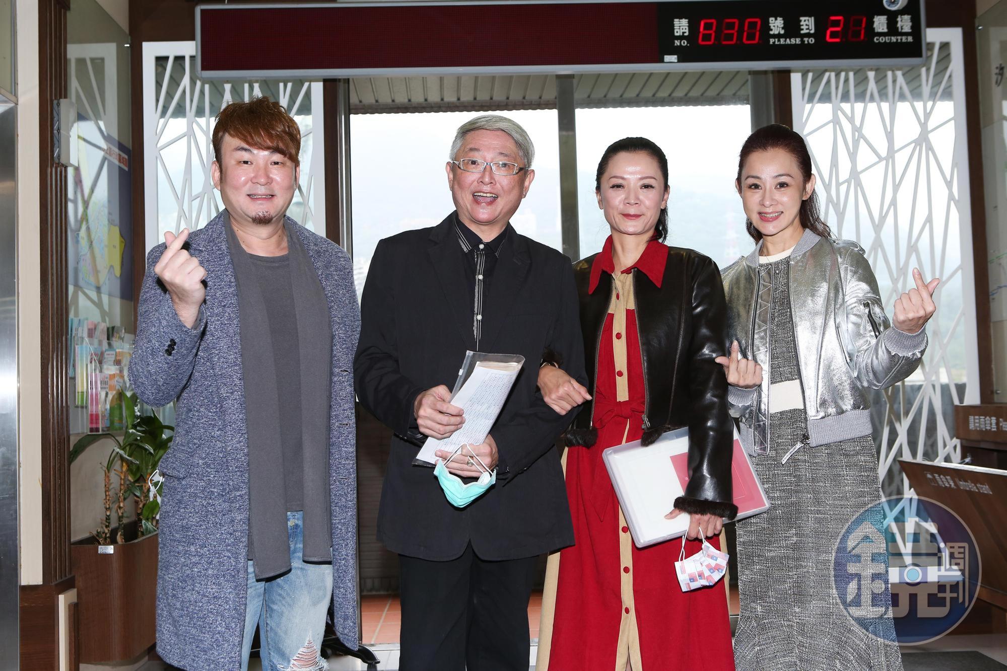 兵家綺(右1)與紅毛(左1)為李國超(左2)與高欣欣(右2)擔任結婚登記見證,兵家綺更在1年前就刻好印章,就等這天派上用場。