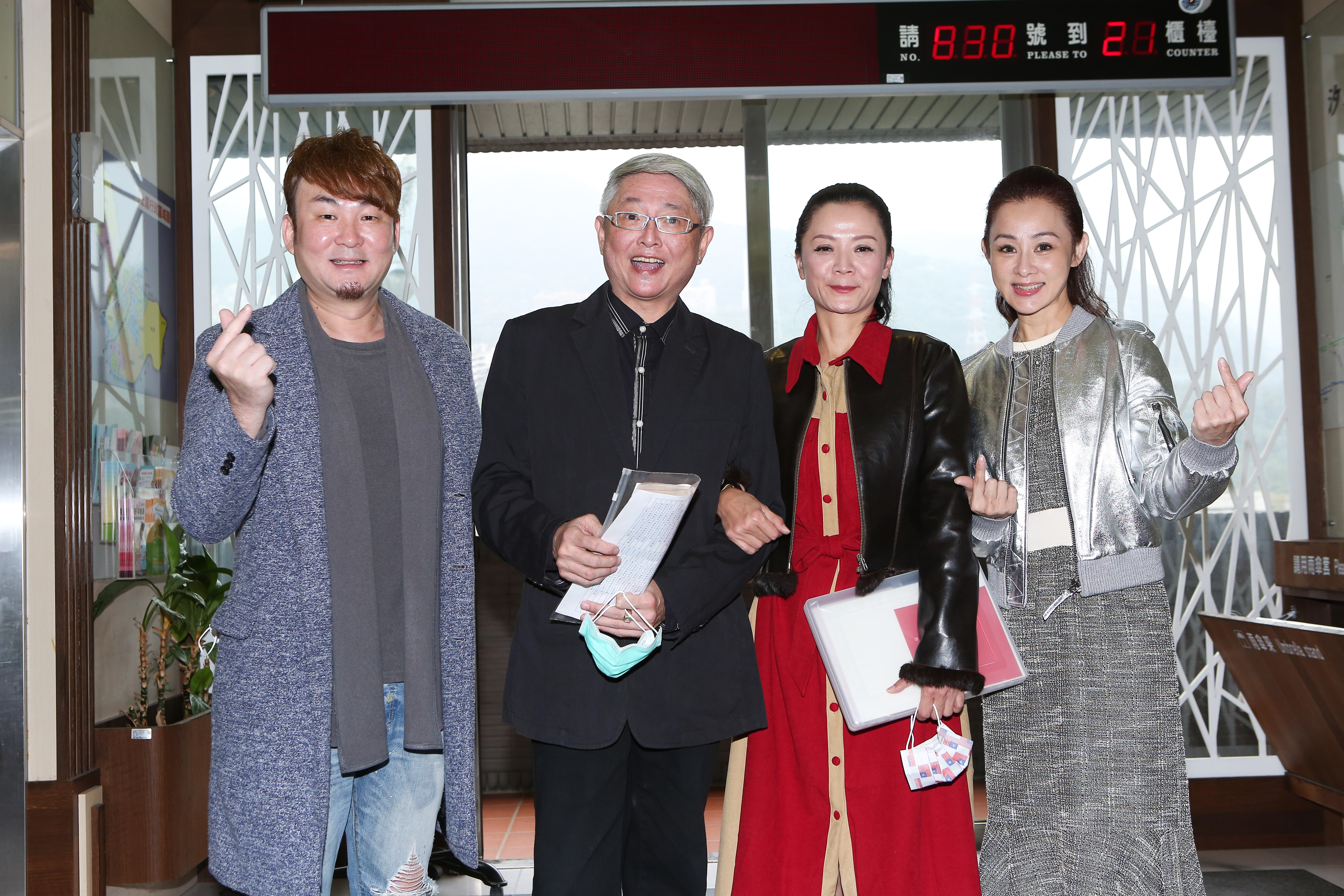 兵家綺(右1)與紅毛(左1)為李國超(左2)與高欣欣(右2)擔任結婚登記見證,兵家綺更在1年前就刻好印章,就等這天派上用場。