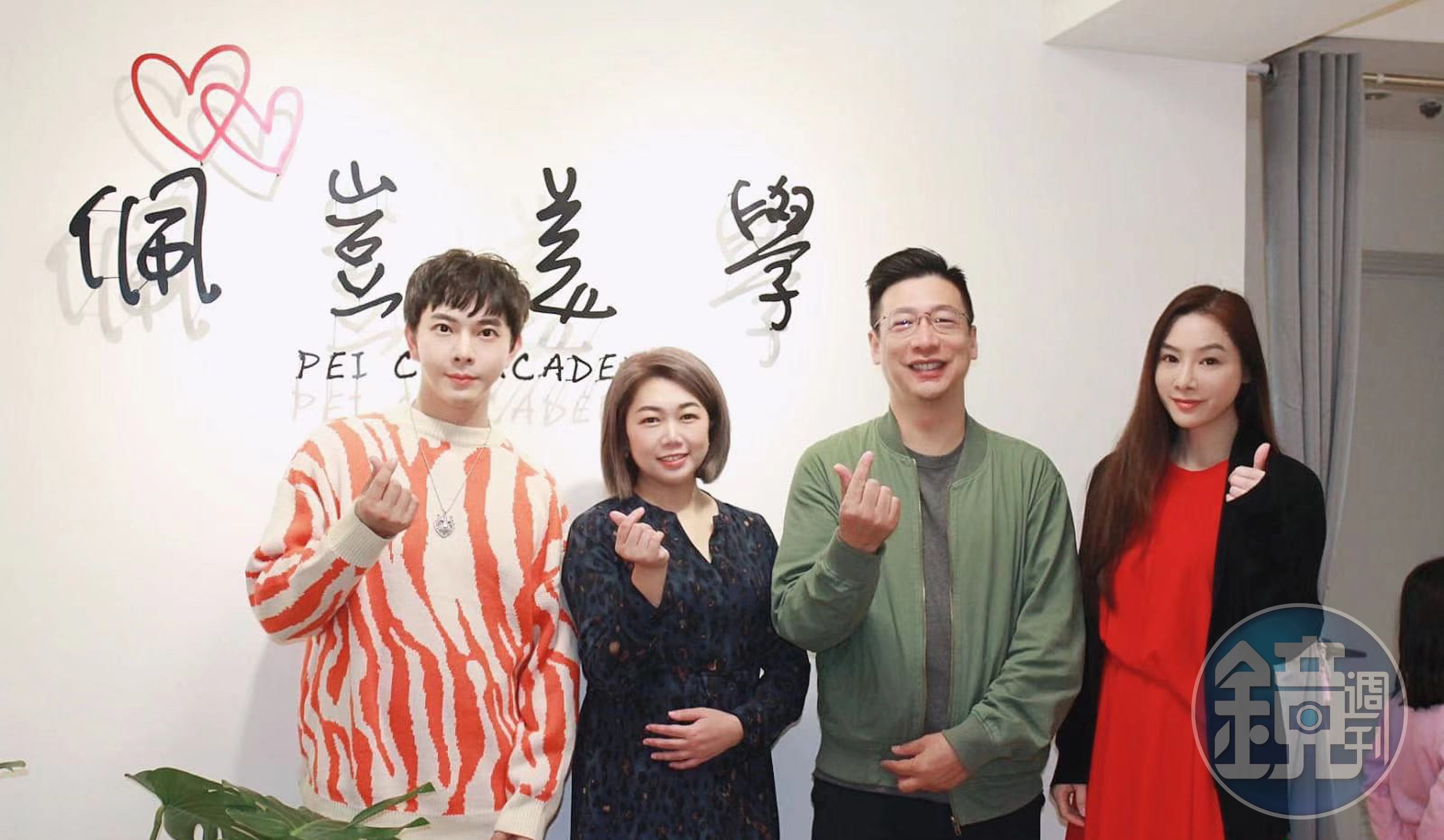 女星陳柏渝（右1）和經紀人陳孝志（左1）今（12）日出席好友新店喬遷茶會。（陳孝志提供）