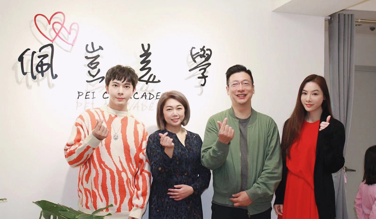 女星陳柏渝（右1）和經紀人陳孝志（左1）今（12）日出席好友新店喬遷茶會。（陳孝志提供）