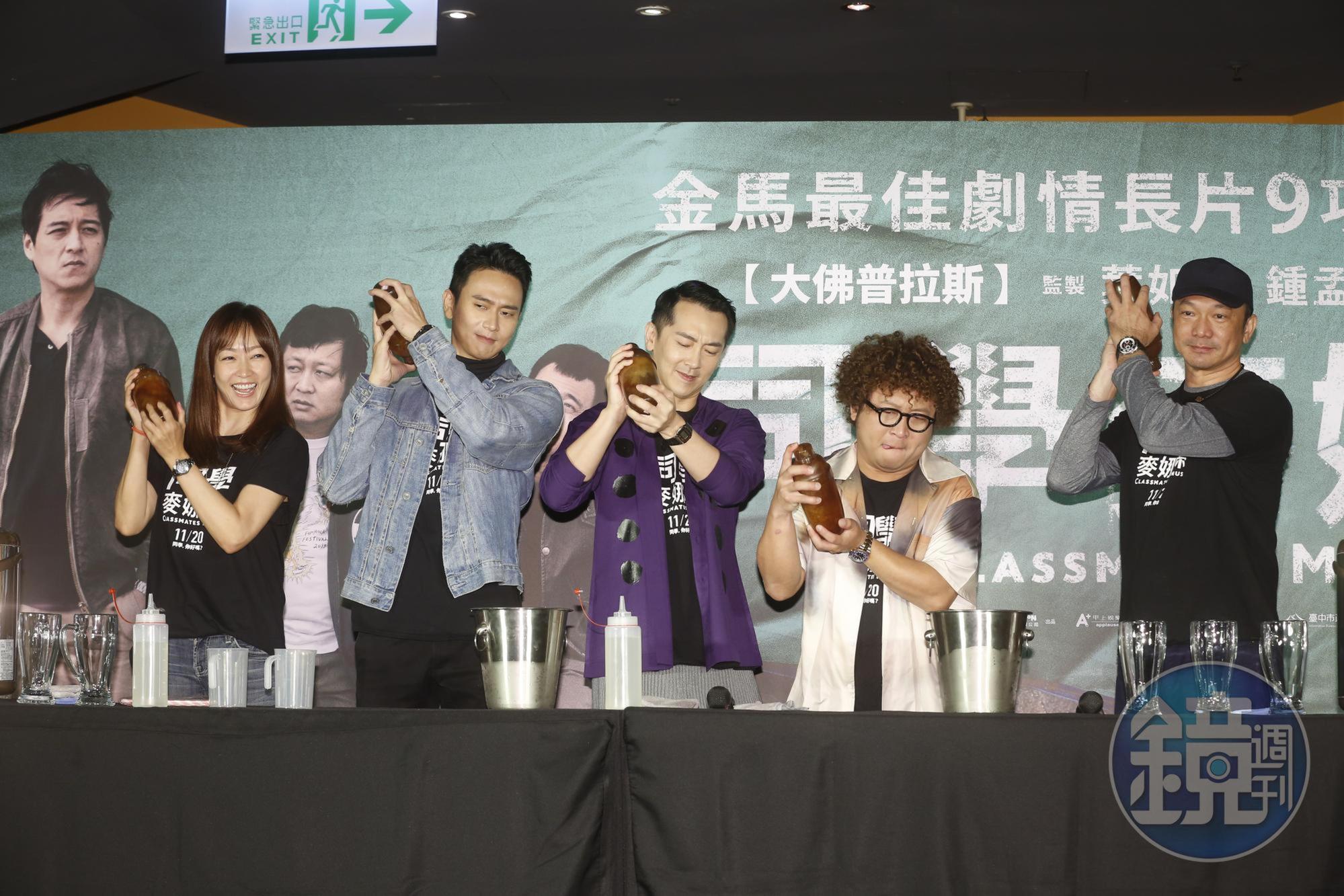 《同學麥娜絲》票房突破4,000萬元，導演黃信堯（右起）率領納豆、施名帥、劉冠廷、潘慧如手搖泡沫紅茶慶功。