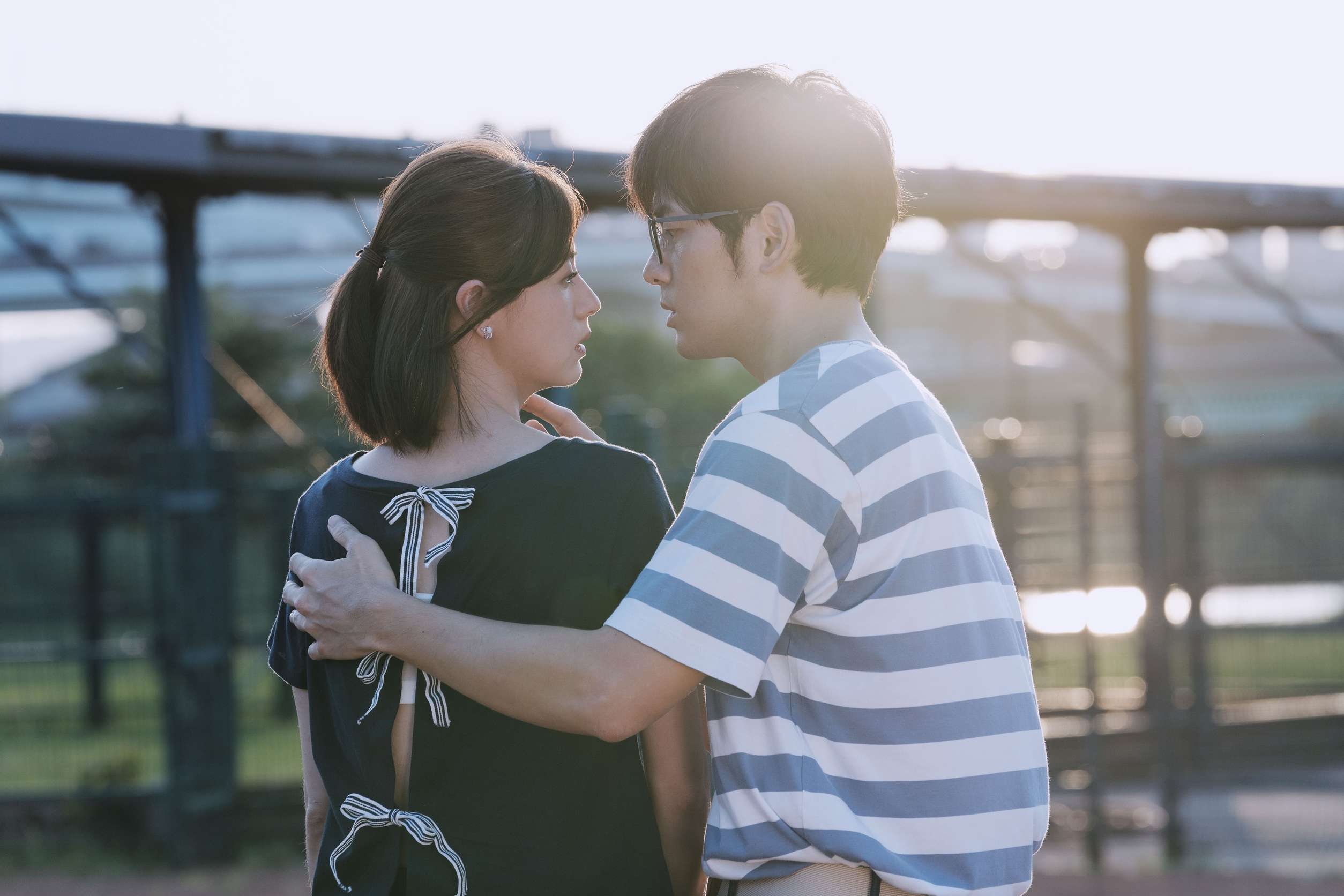 宥勝（右）與林予晞（左）劇中在棒球場上演一段天雷勾動地火的「本壘板之吻」。（HBO Asia提供）