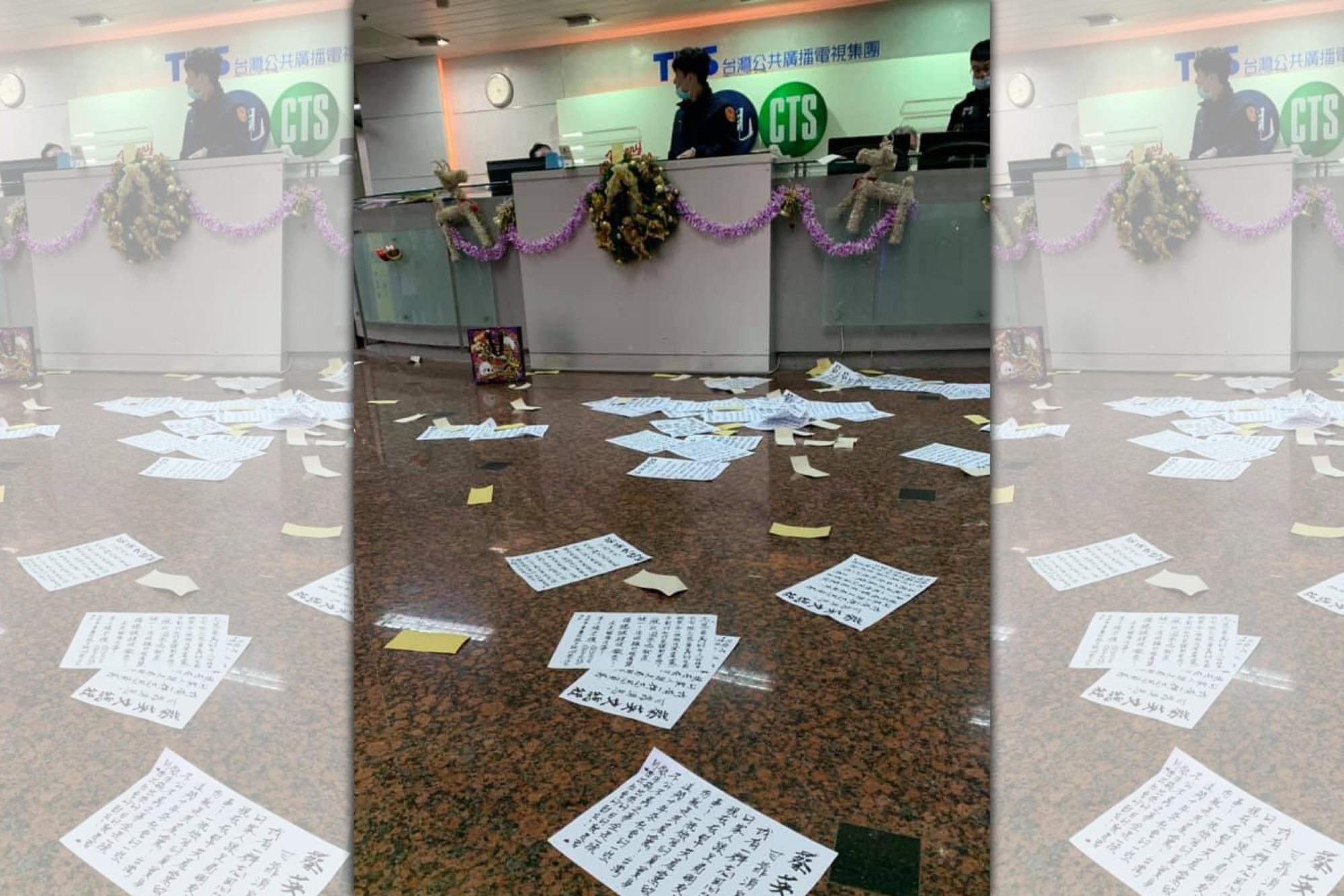 一名大樓因不滿想申訴被拒,在華視大樓撒傳單及冥紙洩憤。(翻攝自「黑社會」臉書社團)
