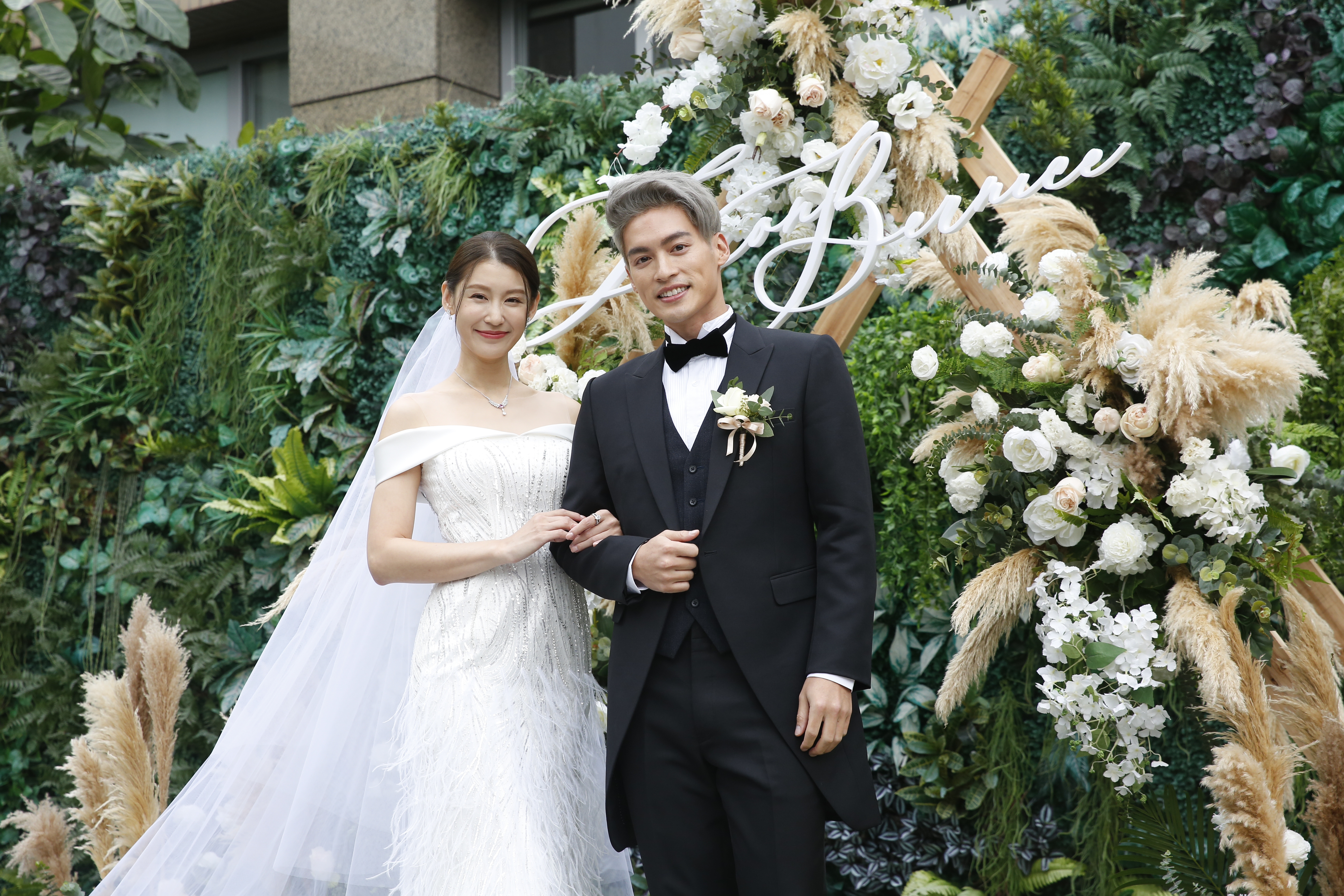 許孟哲（右）與趙孟姿（左）12日補辦婚禮，7月才生下女兒的趙孟姿身材恢復神速，穿起婚紗更顯苗條身形。