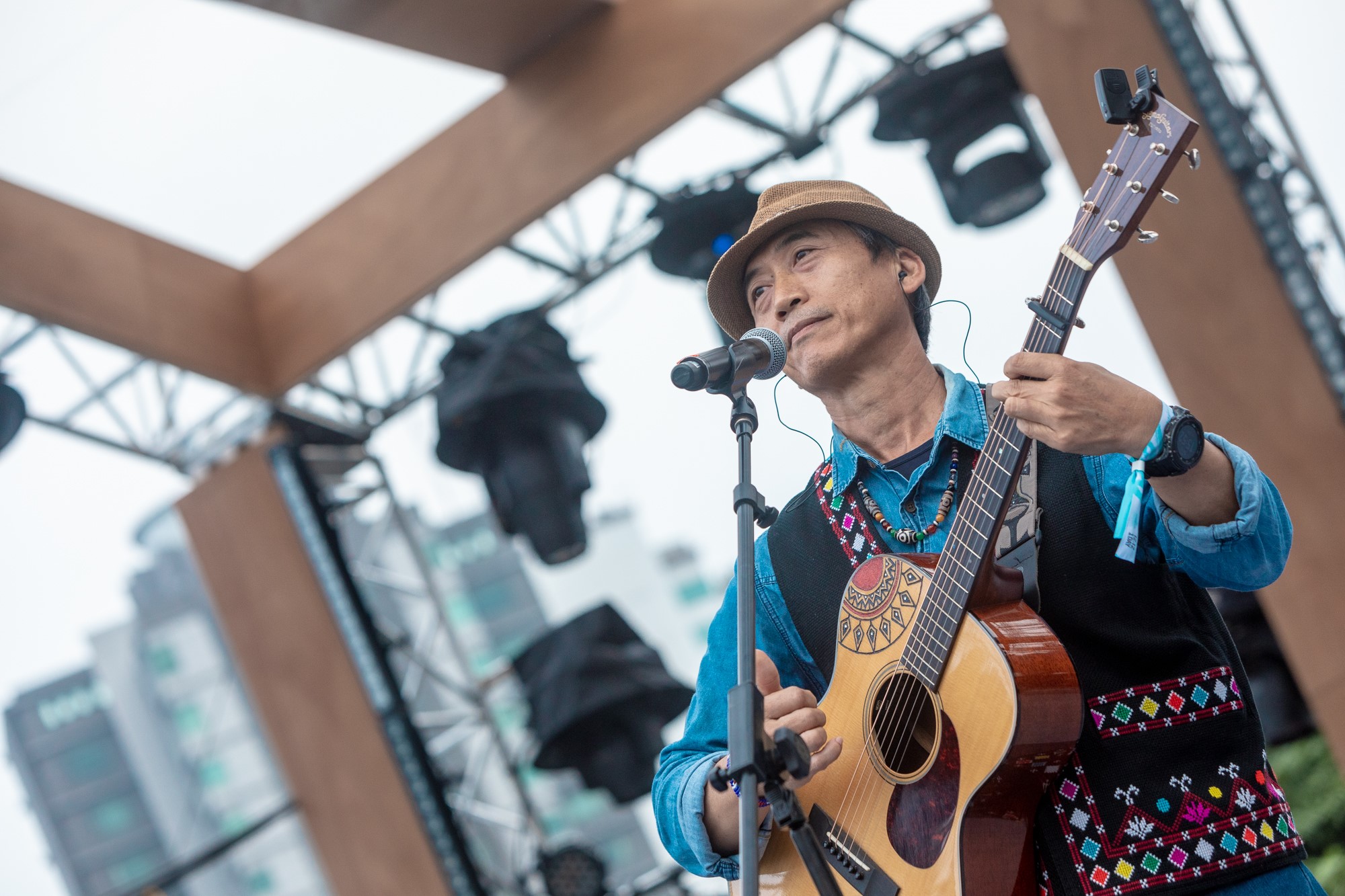 陳建年現場演唱金曲成名作〈海洋〉。（簡單生活節提供）