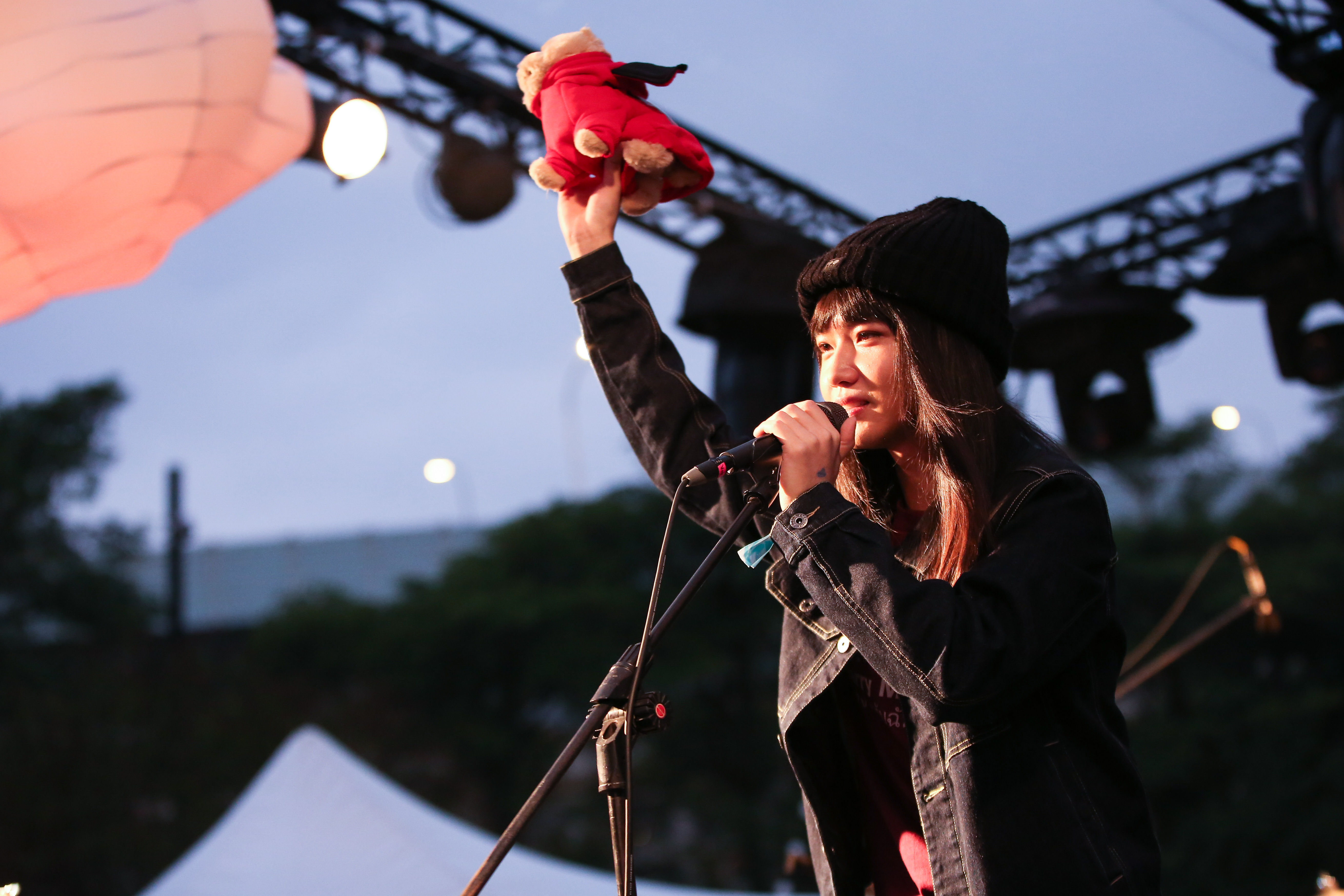 持修12日在簡單生活節登場，還準備了禮物送給粉絲。