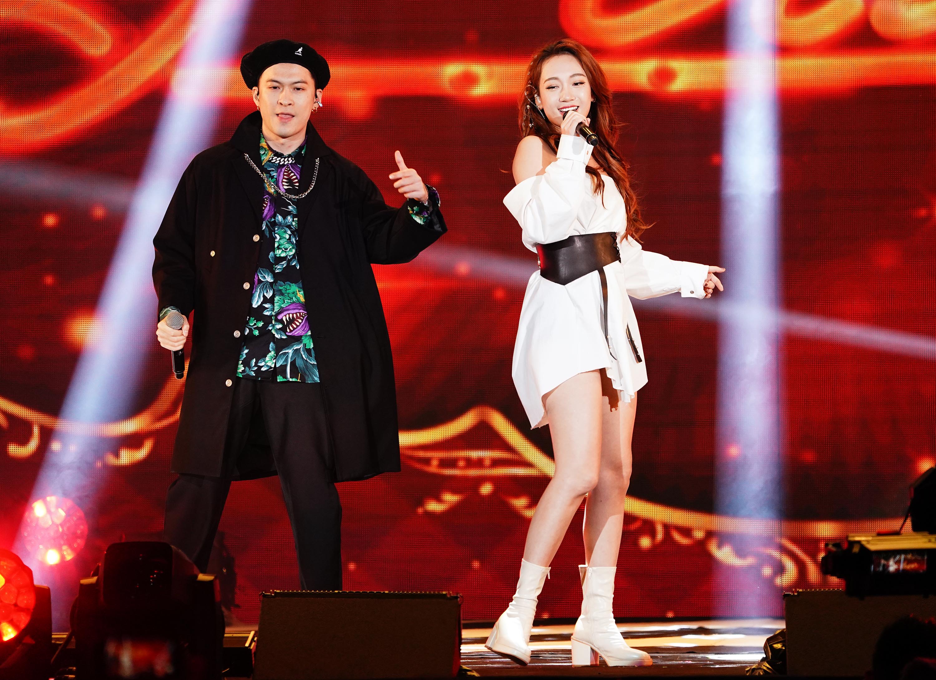 吳卓源（右）連續第3年登上新北舞台，並與ChrisFlow唐仲彣演唱〈玩家Player〉。（TVBS提供）