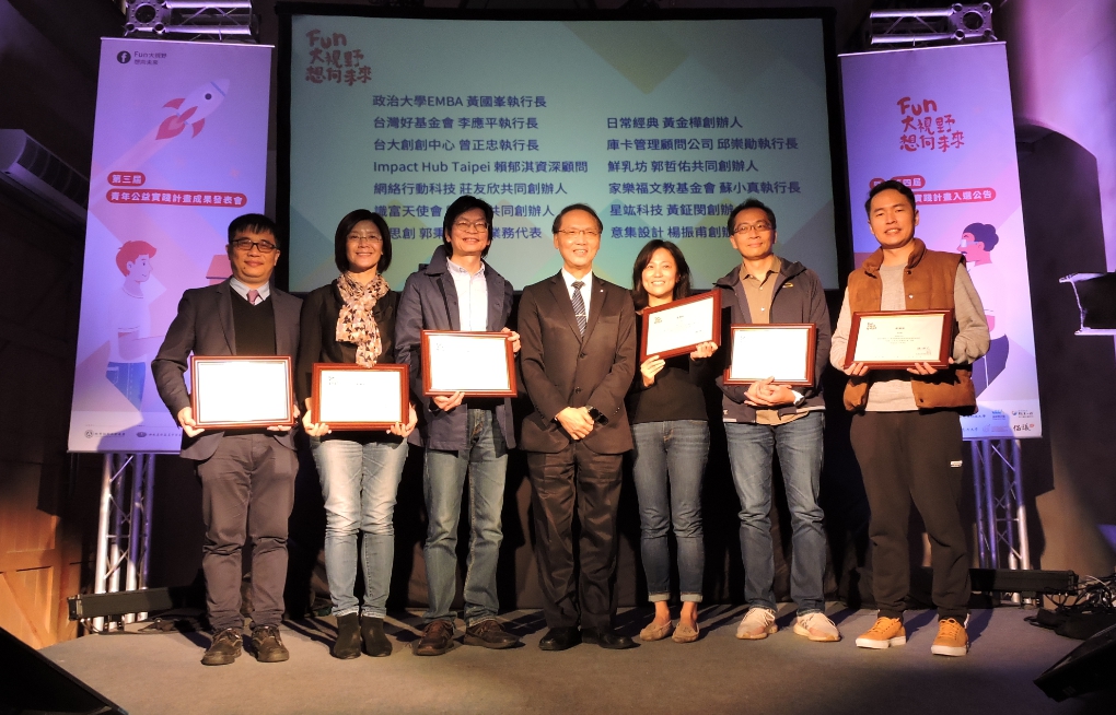 慈濟基金會顏博文執行長（中）特別感謝專業的業師們陪伴各團隊，為團隊出謀劃策提供寶貴的建言。（慈濟提供）