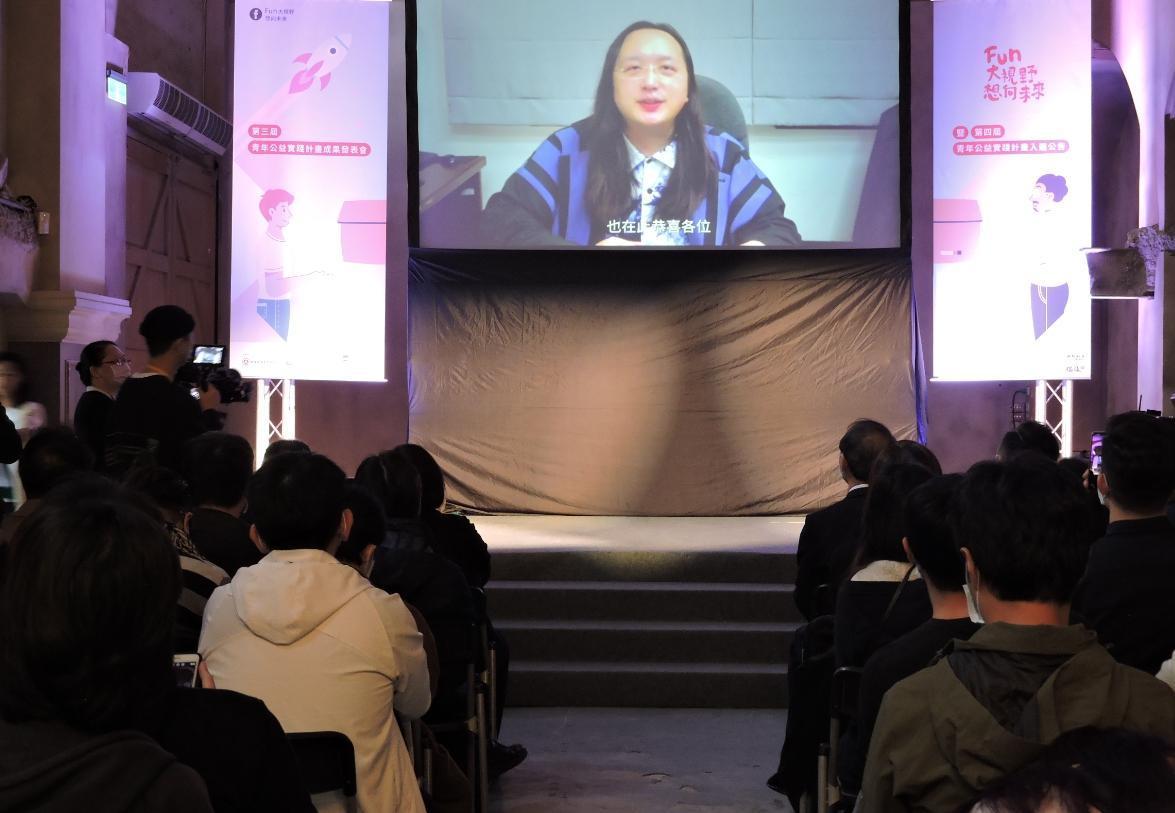行政院政務委員唐鳳特別預錄致詞影片,勉勵入選的13組團隊,持續發揮創意為社會帶來正向的影響力。(慈濟提供)