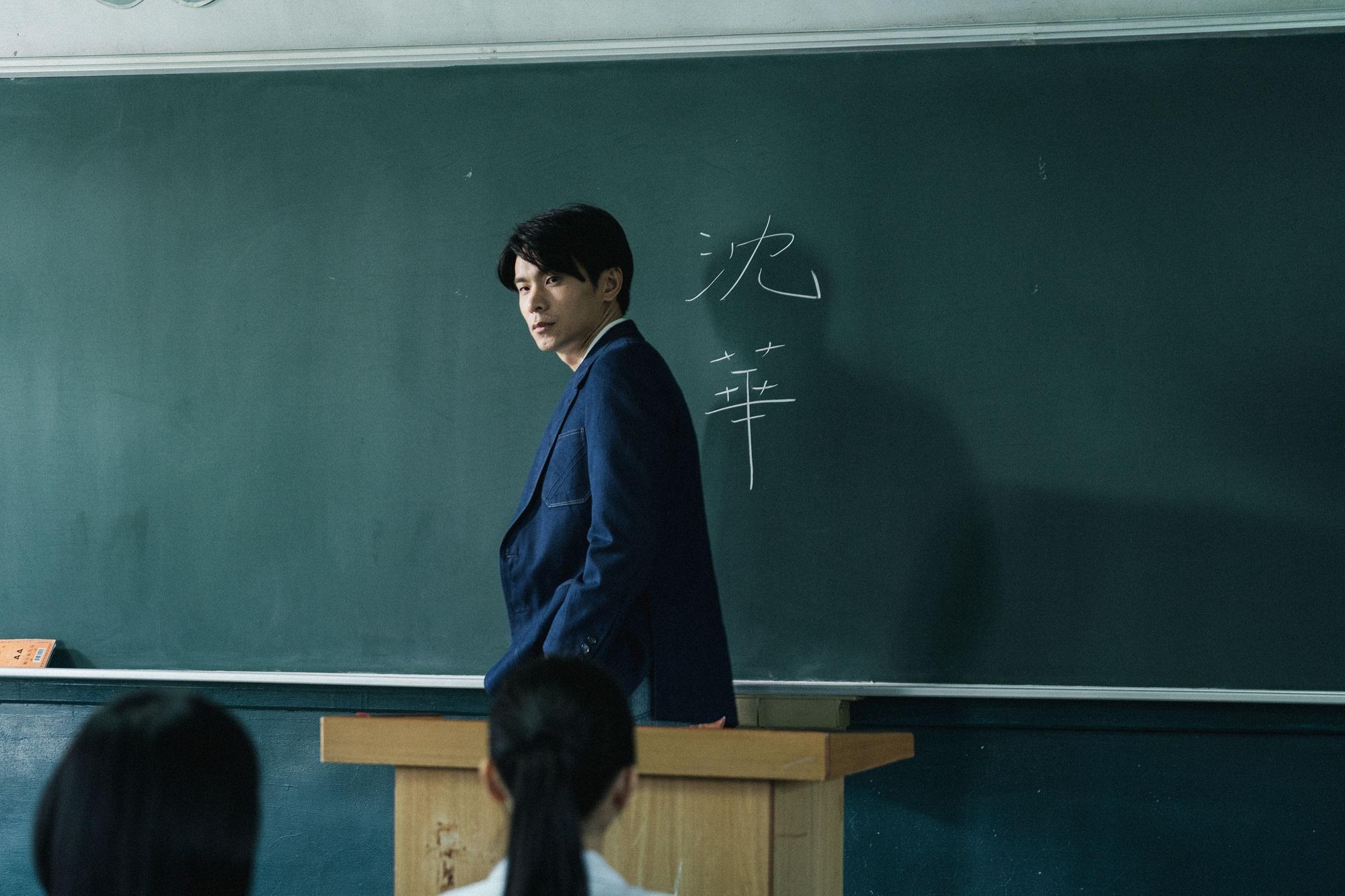 姚淳耀為《返校》影集版的「沈華」老師角色,刻意瘦身8公斤。(公視提供)