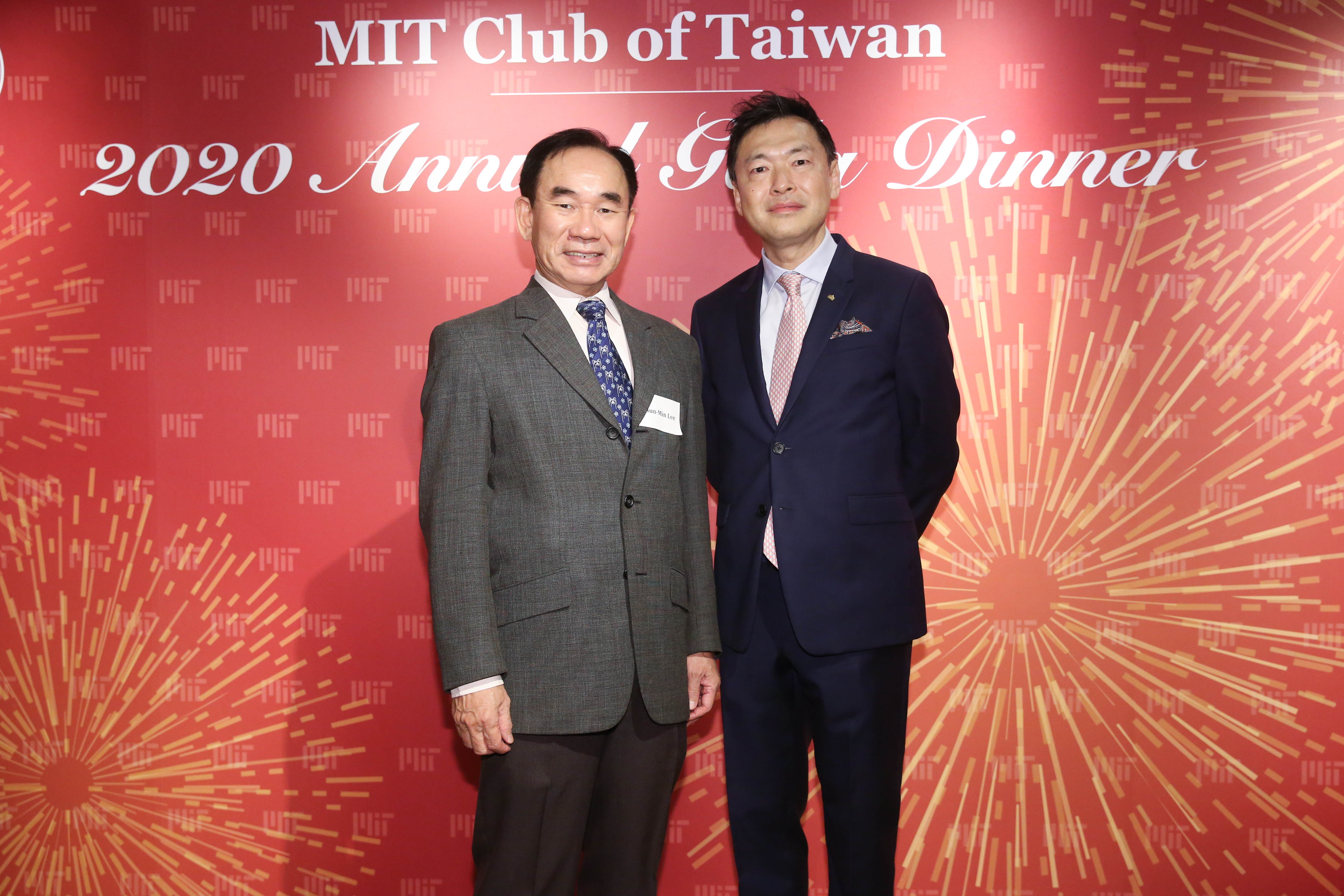 麻省理工台灣校友會會長任昭銘（右）宣布交棒，台灣世曦總經理李順敏（左）成為下任會長。