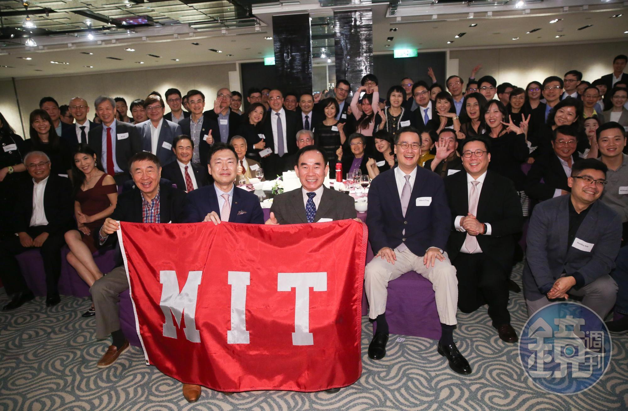 麻省理工台灣校友會晚宴散會前大合照。