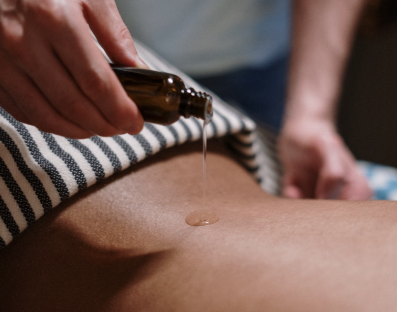 正宮出招懲罰腥夫小三，潤滑劑加辣椒讓兩人辣翻天。（示意圖，翻攝Pexels）