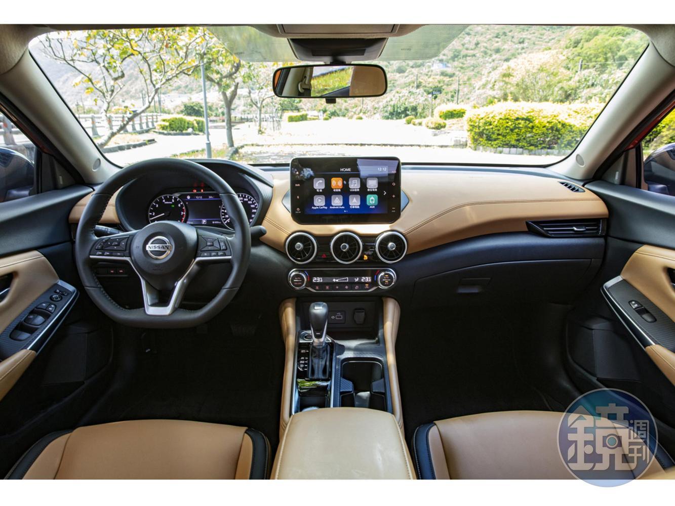 內裝採用了NISSAN近年來招牌的3D紓壓皮椅，以及源自GT-R的三圓式出風口。