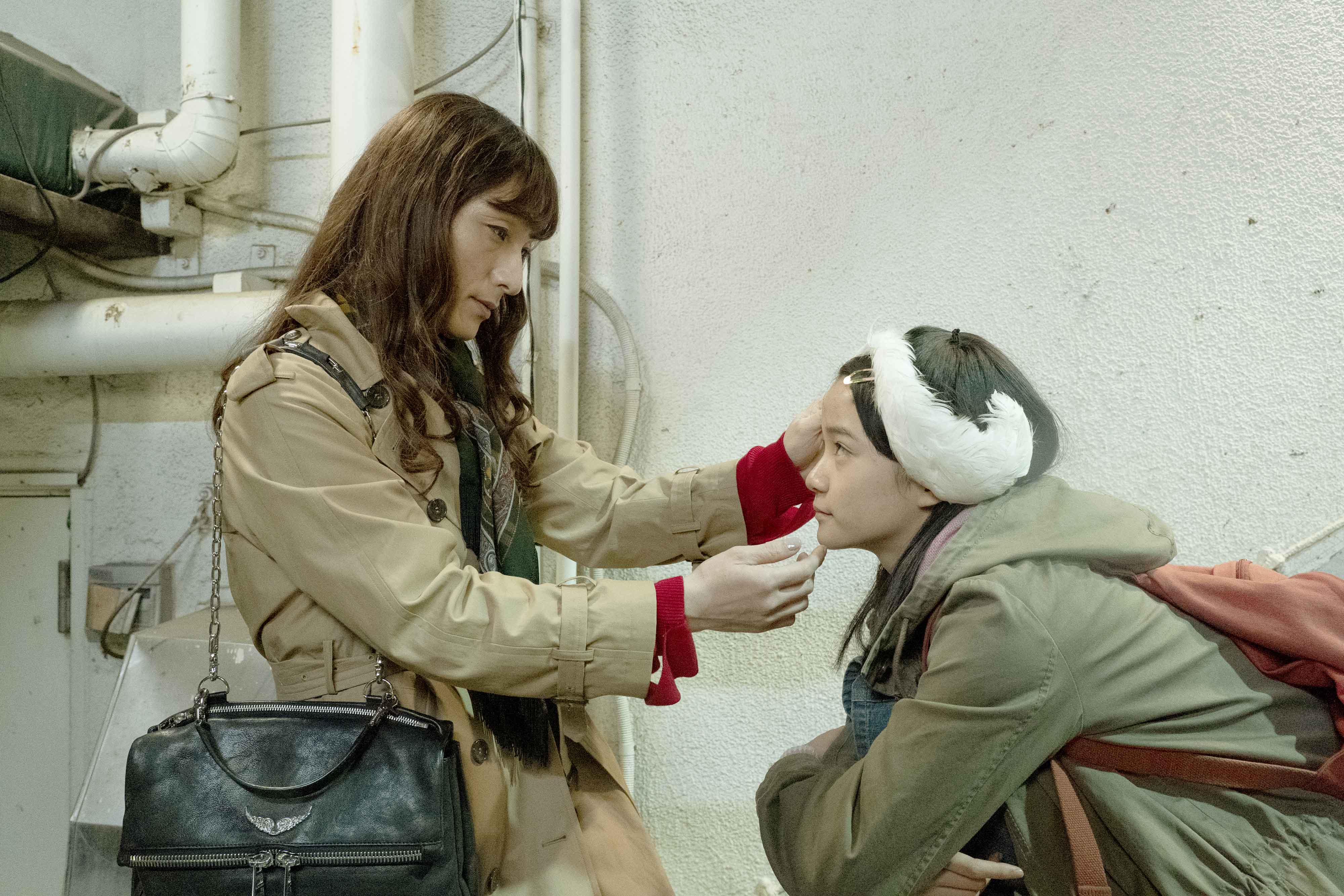 日星草彅剛在《午夜天鵝》挑戰跨性別角色，把「女兒」服部樹咲照顧得無微不至。（天馬行空提供）