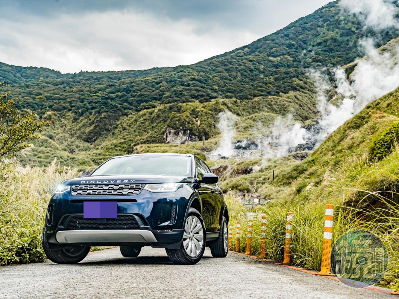 造型上，車頭與車尾皆採用全新造型LED燈組，並可加價選配照度更廣的矩陣式LED頭燈；水箱護罩改為跟Velar相同的類蜂巢式設計，增添了不少科技感。