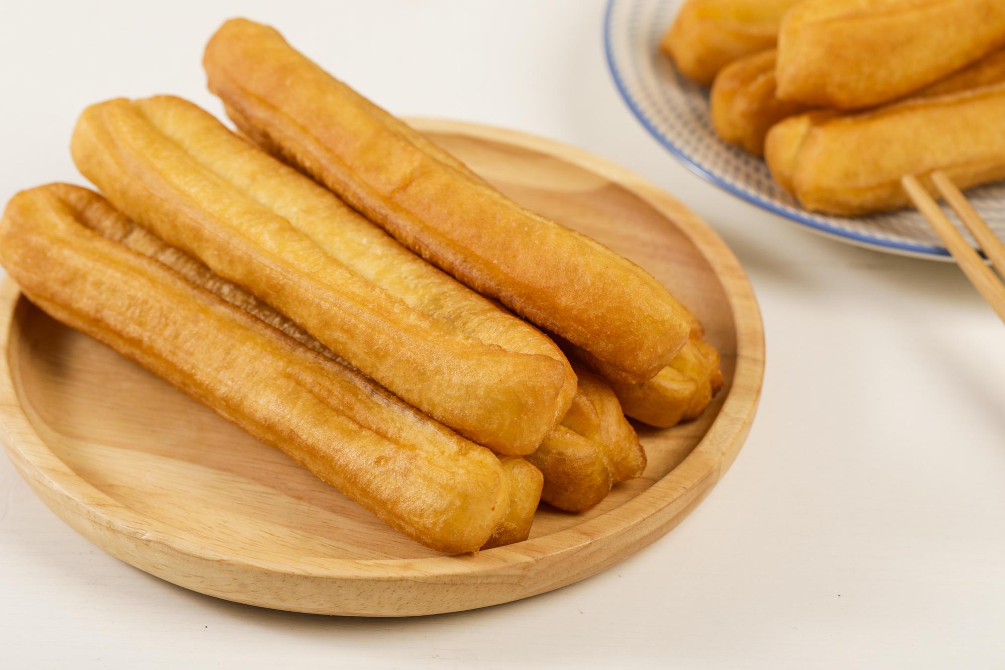 油條配豆漿當早餐是很多人的心頭好,但油條熱量高、不易消化,不適合當早餐。(示意圖,東方IC)