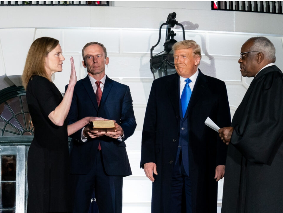 川普（右2）選前火速提名上任的大法官巴瑞特（左1），駁回川普陣營在德州訴訟。（翻攝自白宮官網）