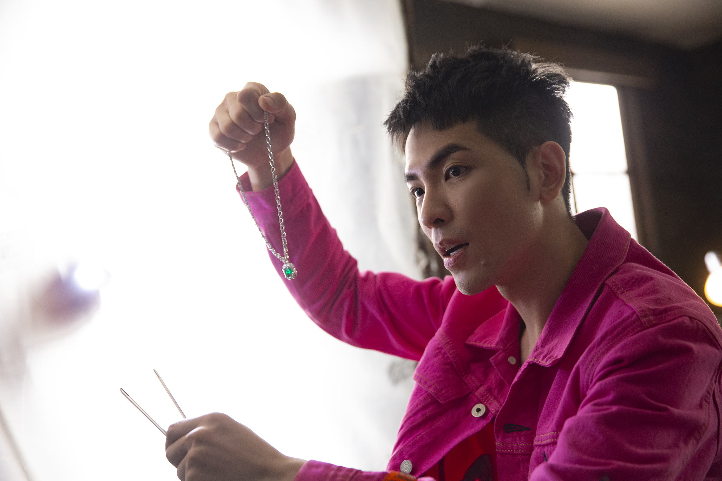 蕭敬騰拍攝新歌〈薩哈星球〉MV時，手持價值超過1,600萬元的寶格麗頂級祖母綠與鑽石項鍊，演繹綠寶石對比奇異隕石橋段。（華納音樂提供）