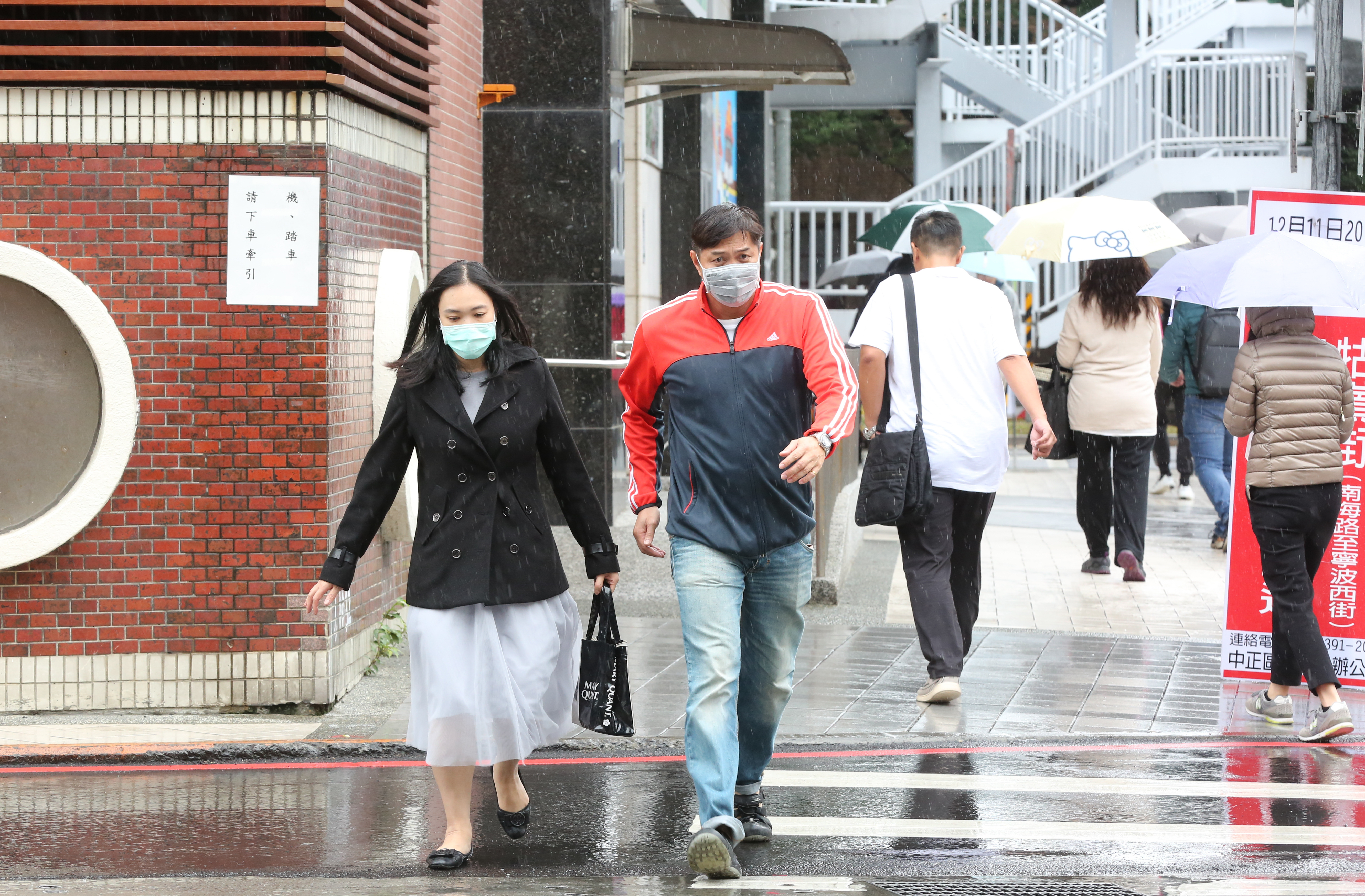 今天上班日冷颼颼，隨著冷空氣南下，北部低溫下探13－15度，濕冷至週三。