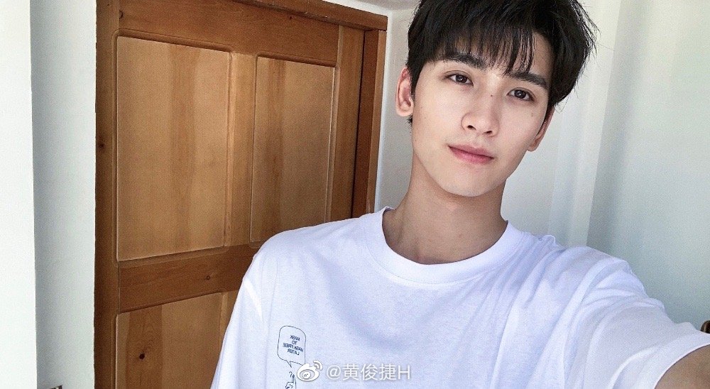 黃俊捷日前爆出緋聞，與一名多金熟女被直擊開房。（翻攝自黃俊捷微博）